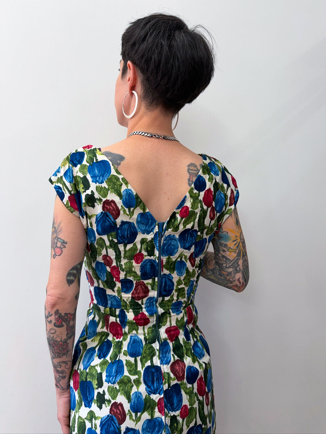 1950s Vintage Painted Tulips Print Wiggle Cocktail Party Dress