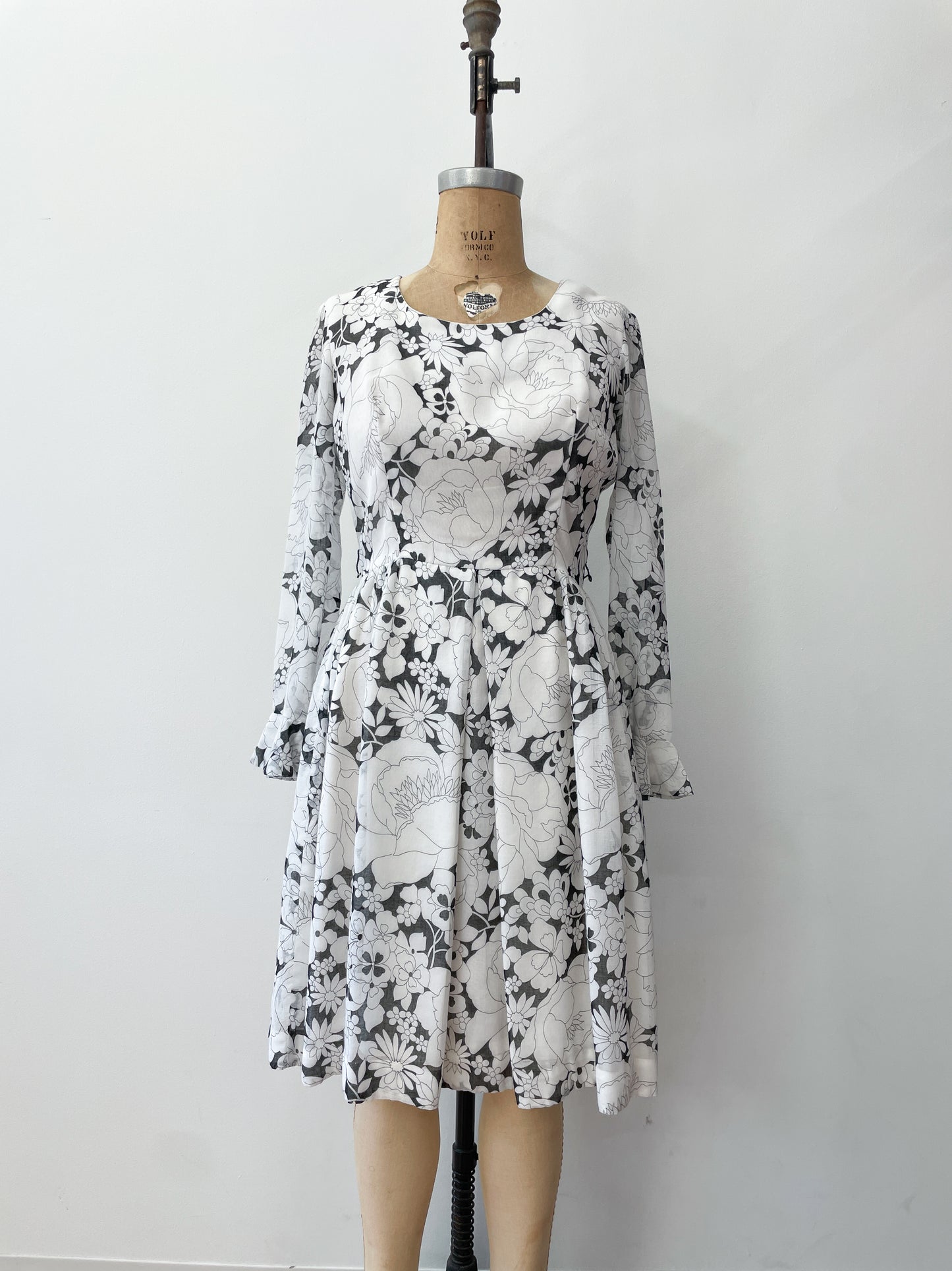 1960s Vintage Tulip Sleeve Mod Floral Dress