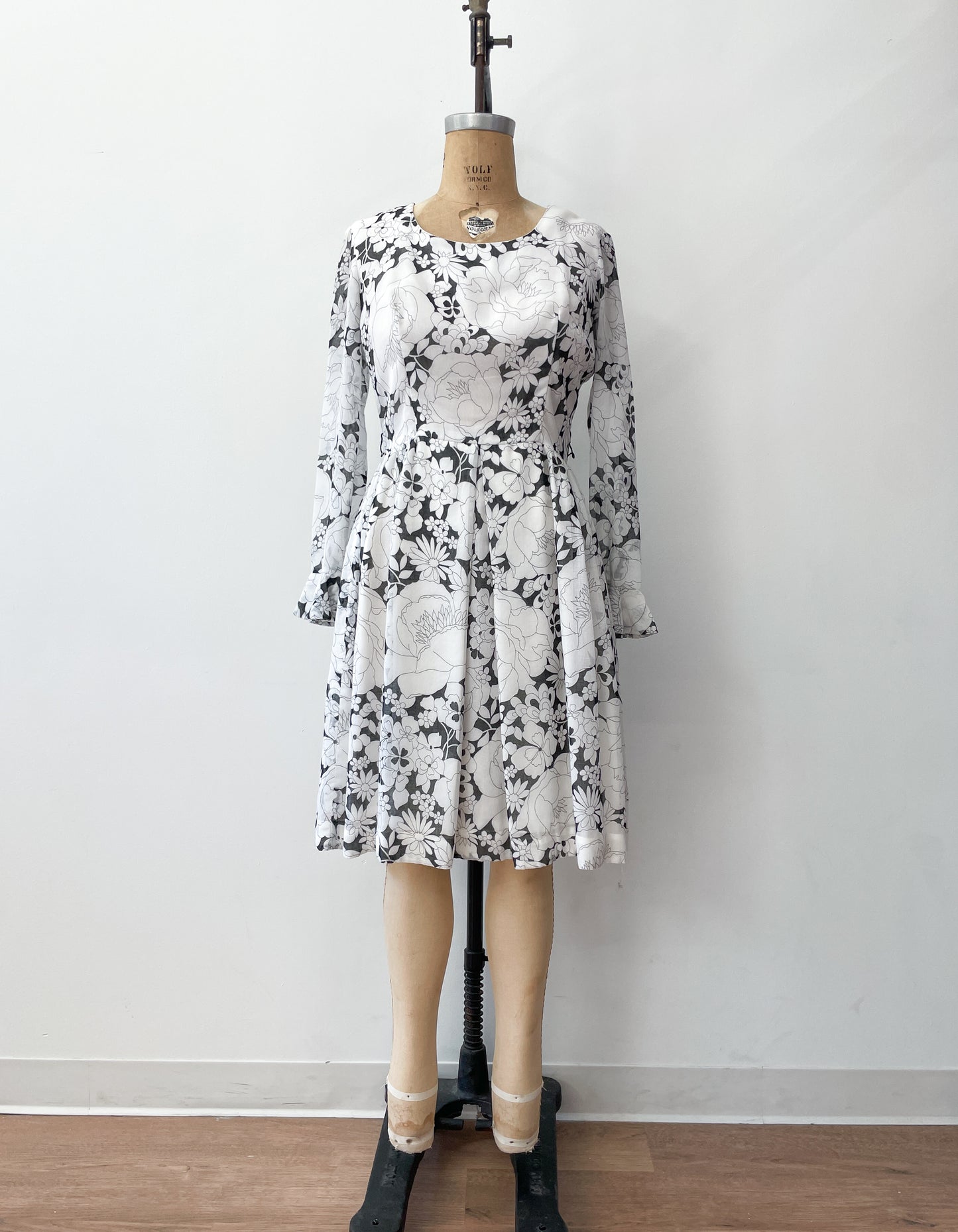 1960s Vintage Tulip Sleeve Mod Floral Dress