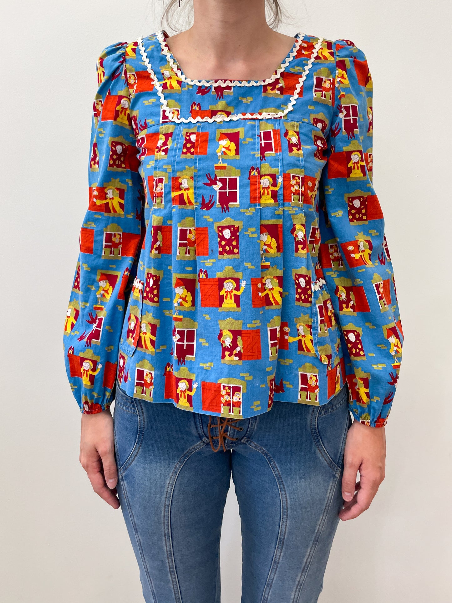 1970s Vintage Children In Windows Storybook Illustrations Novelty Blouse Top