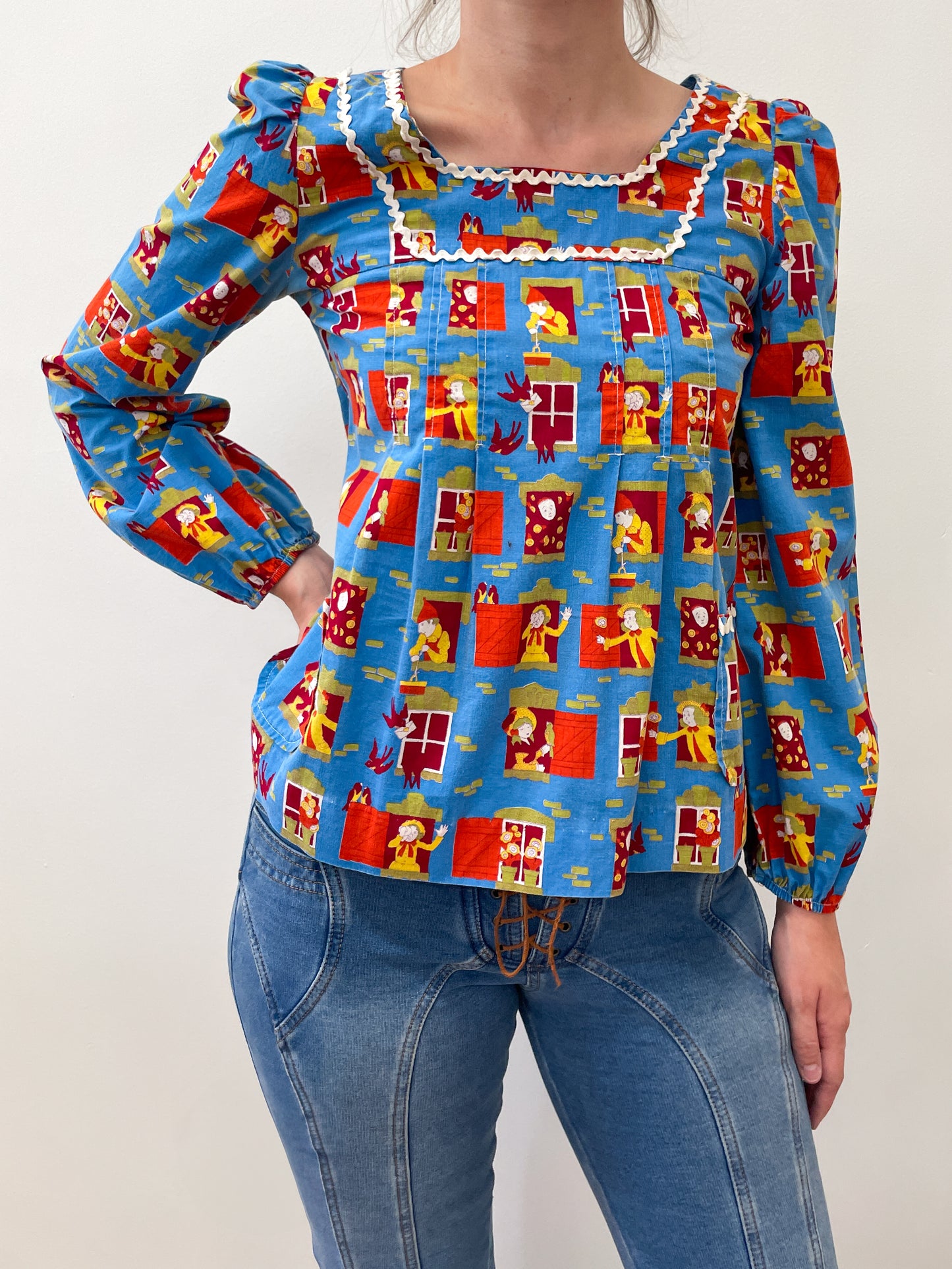 1970s Vintage Children In Windows Storybook Illustrations Novelty Blouse Top