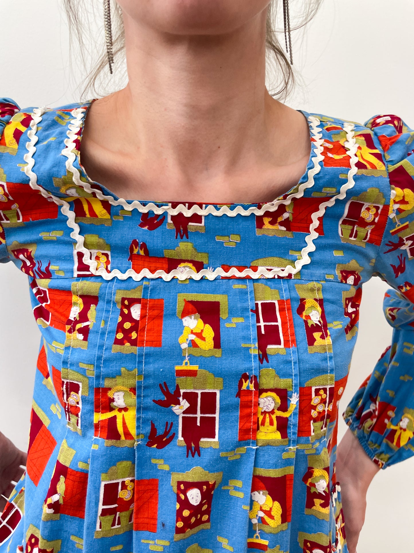 1970s Vintage Children In Windows Storybook Illustrations Novelty Blouse Top