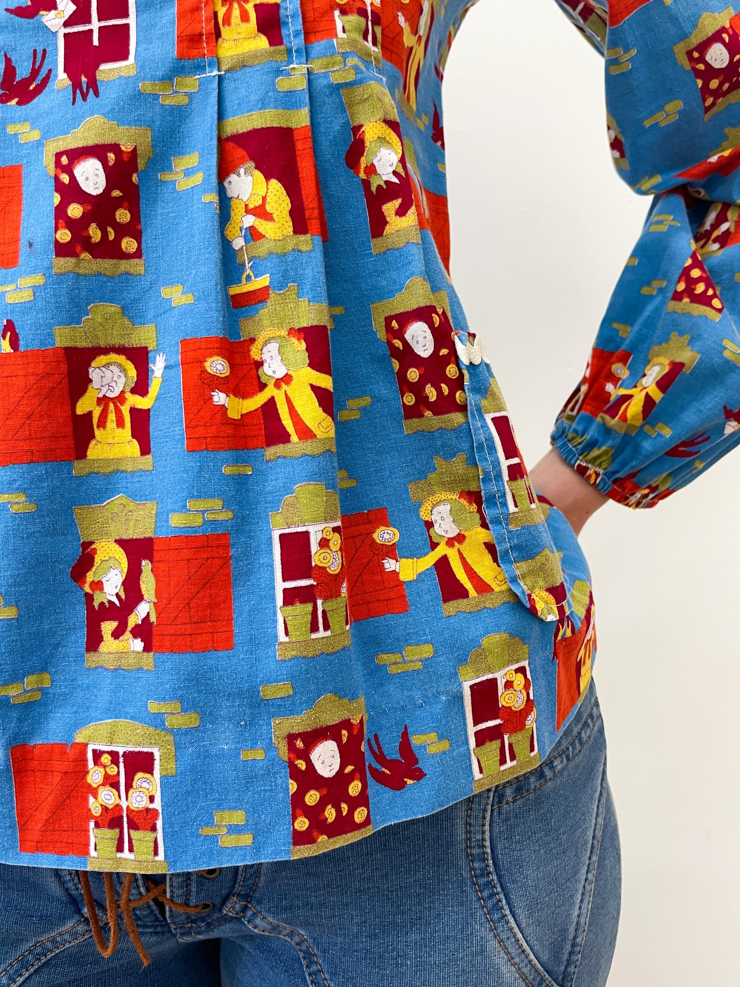 1970s Vintage Children In Windows Storybook Illustrations Novelty Blouse Top