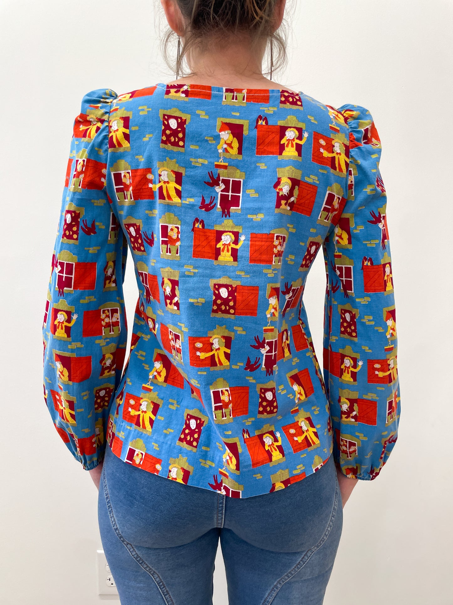 1970s Vintage Children In Windows Storybook Illustrations Novelty Blouse Top