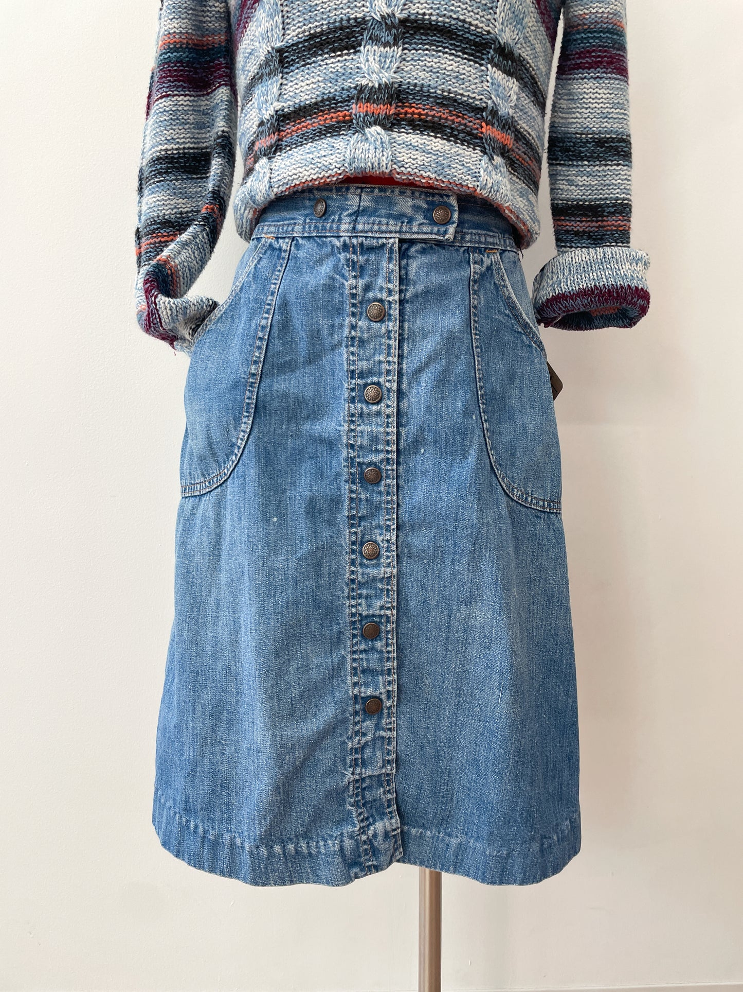 1970s Vintage Snap Front Elastic Waist Jean Skirt