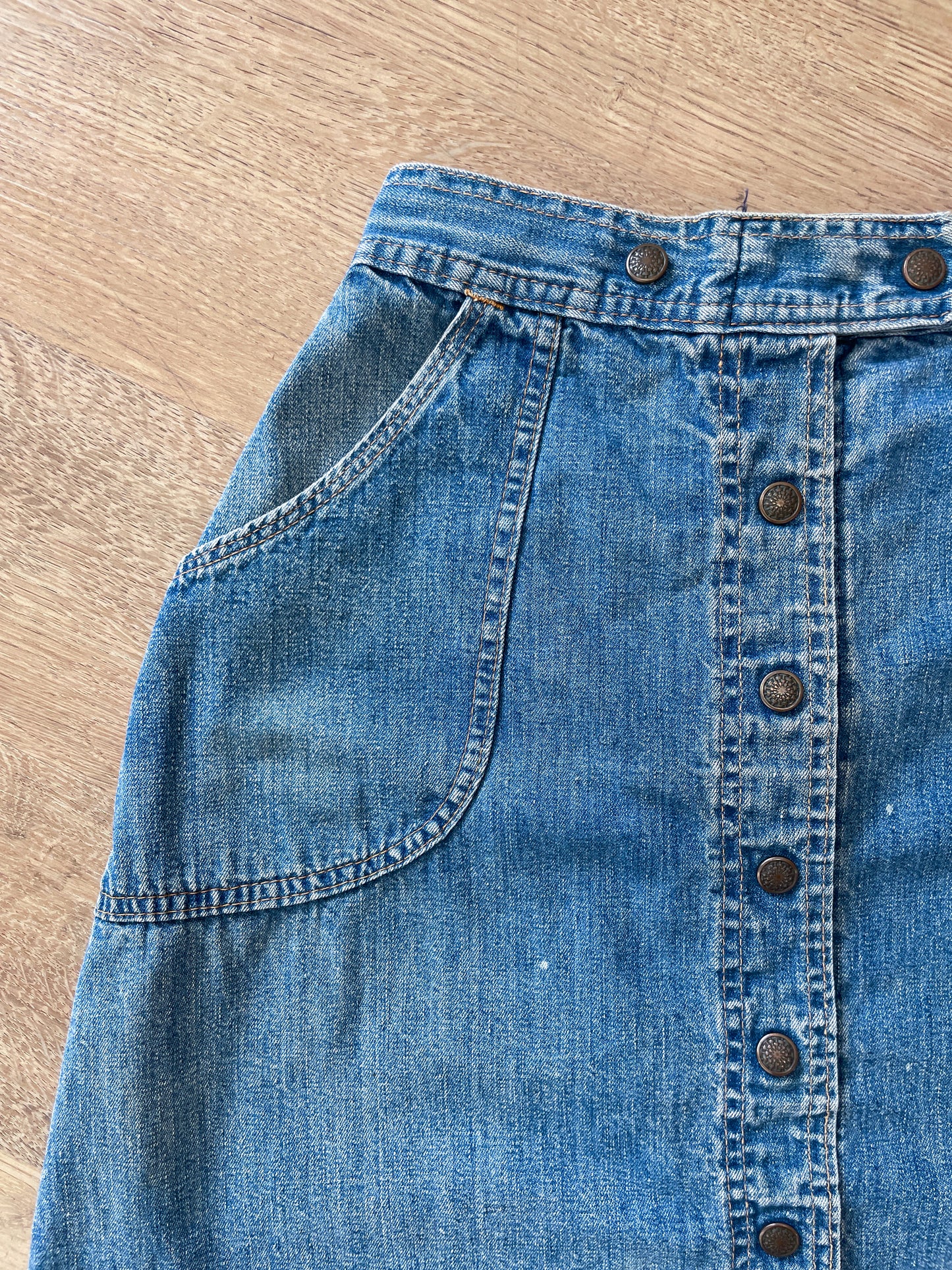 1970s Vintage Snap Front Elastic Waist Jean Skirt