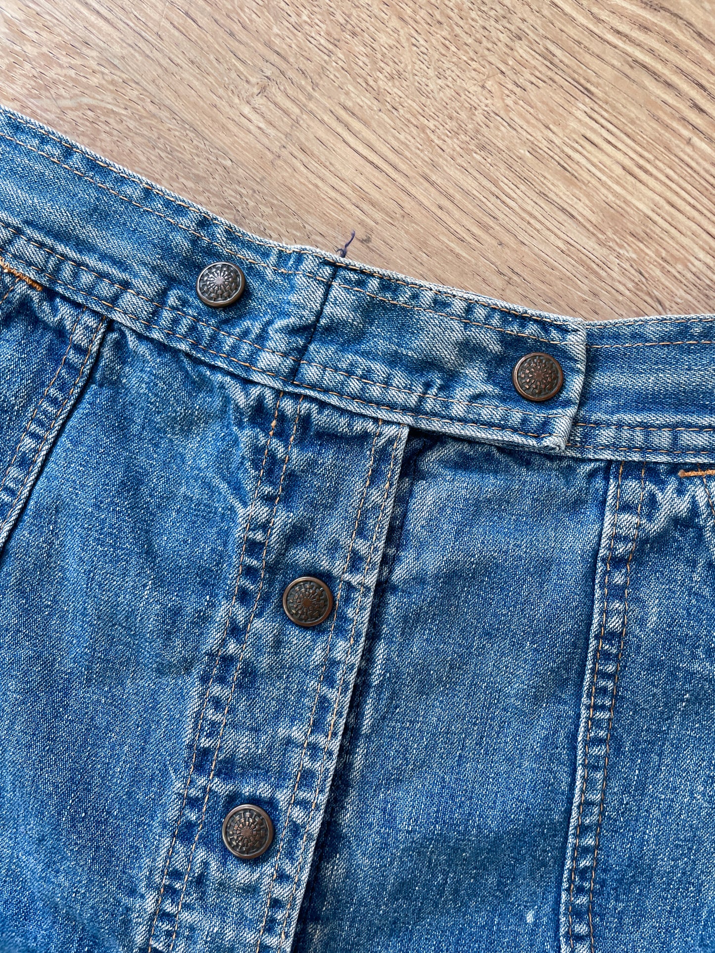 1970s Vintage Snap Front Elastic Waist Jean Skirt