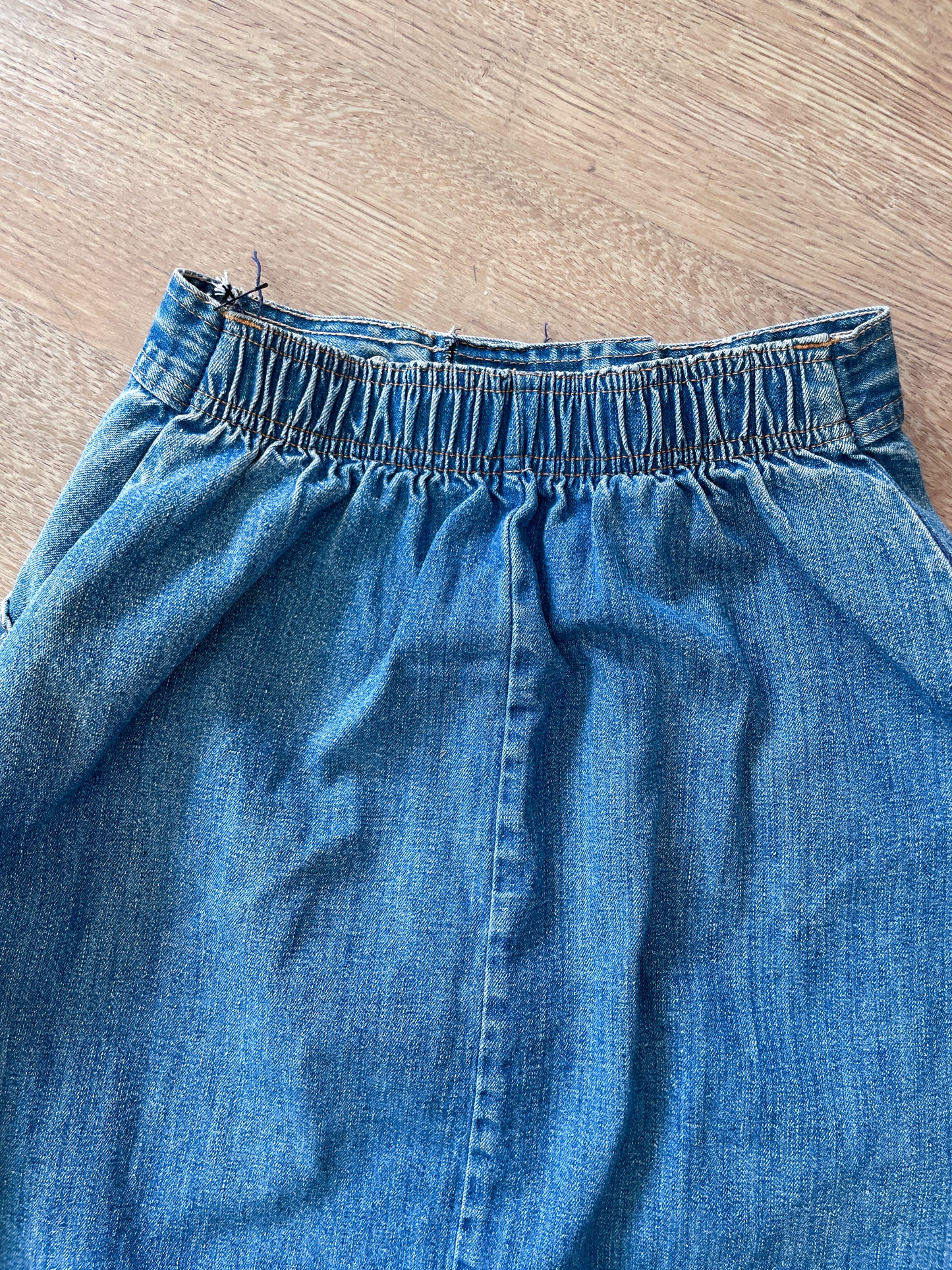 1970s Vintage Snap Front Elastic Waist Jean Skirt