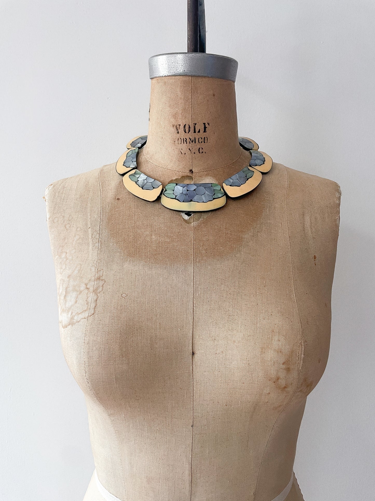 1980s Vintage Floral Inlay Shell & Enamel Collar