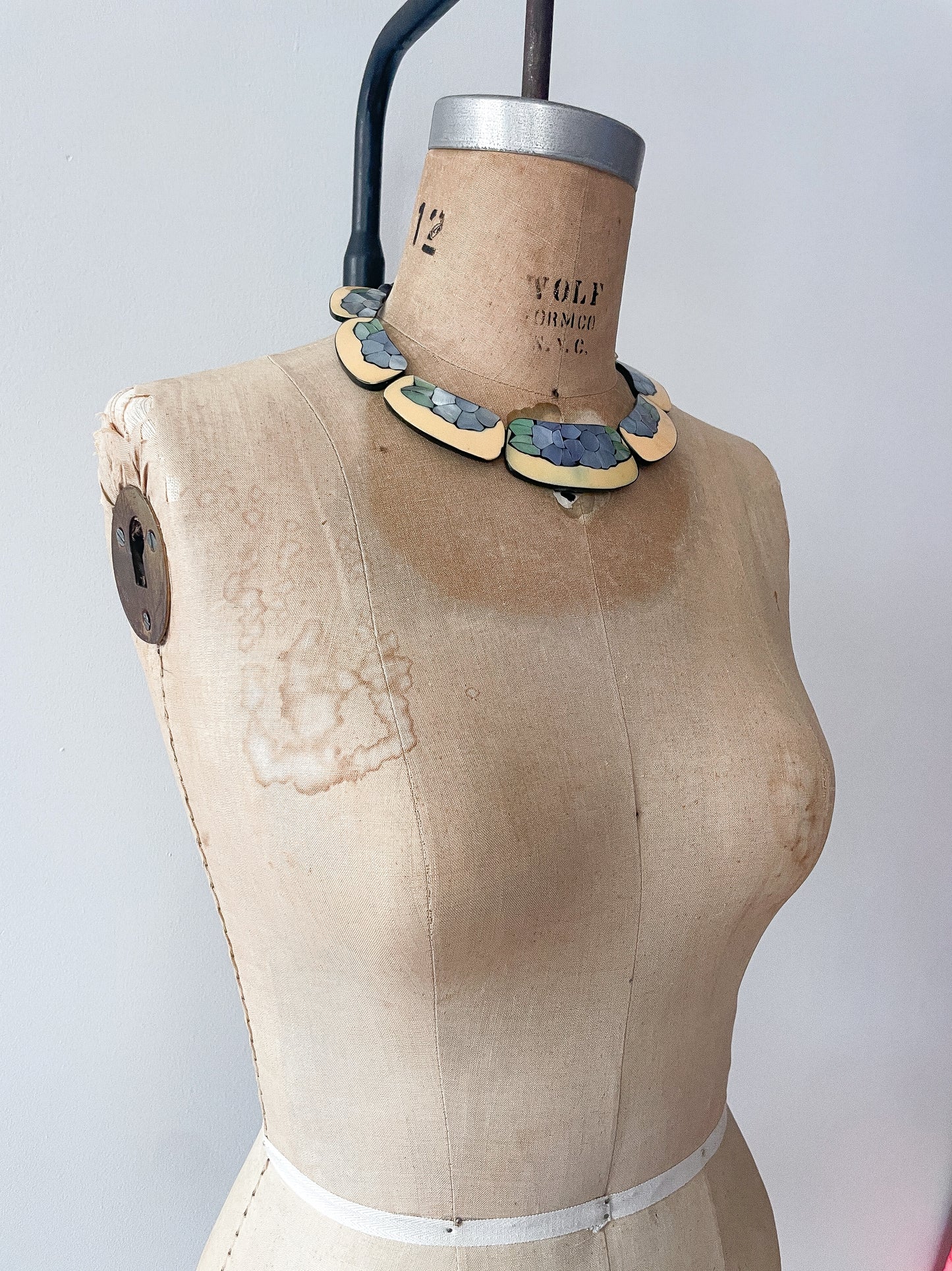1980s Vintage Floral Inlay Shell & Enamel Collar
