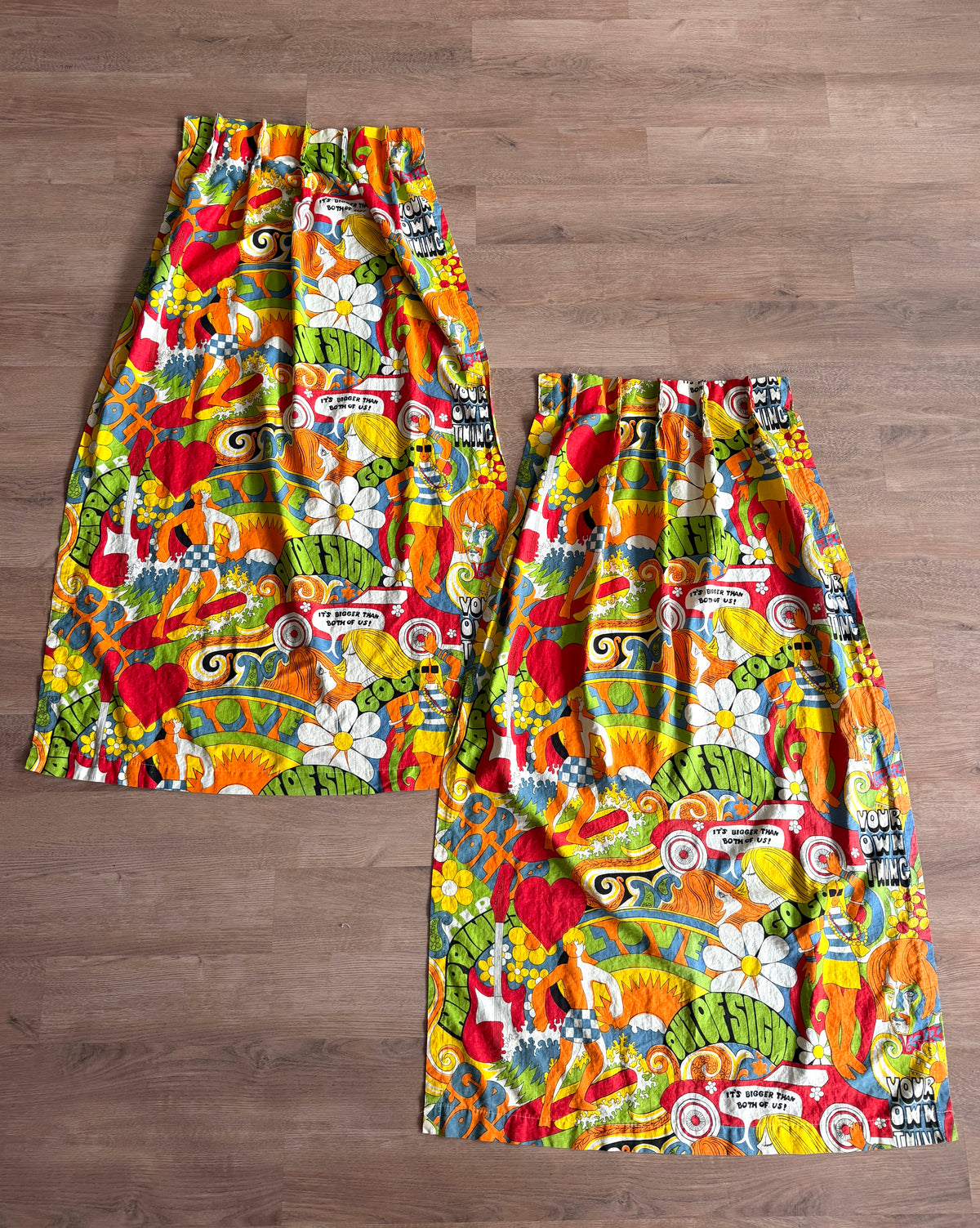 1960s - 1970s Vintage Pair of Iconic Groovy Flower Power Hippie Cotton Curtains