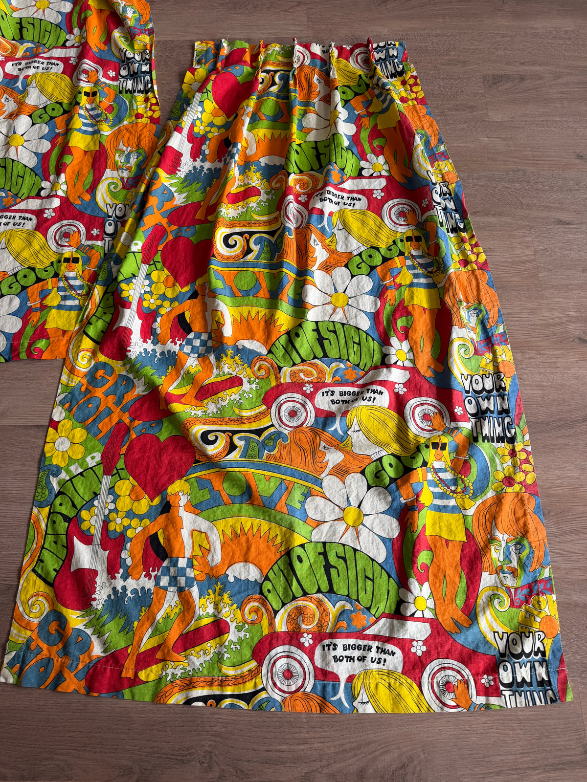 1960s - 1970s Vintage Pair of Iconic Groovy Flower Power Hippie Cotton Curtains