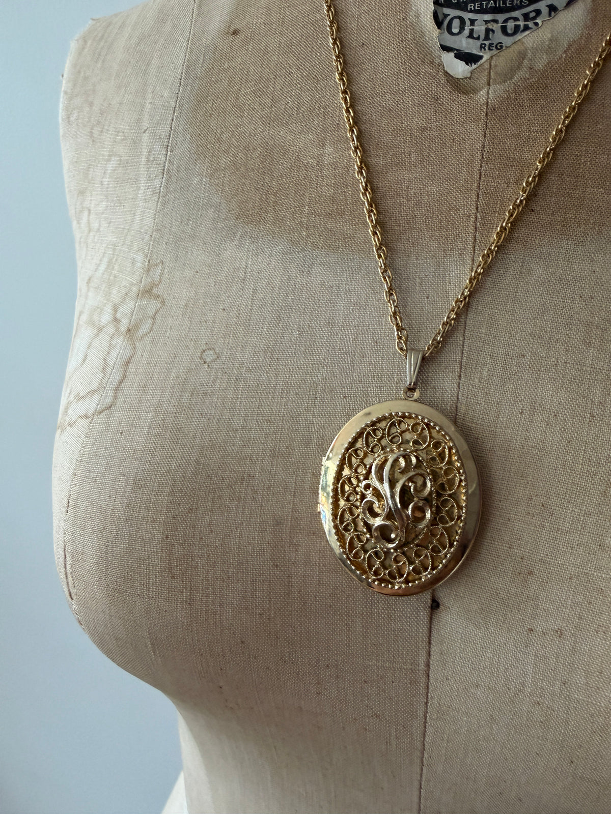 1970s Vintage Gold Toned Script Locket Pendant Necklace