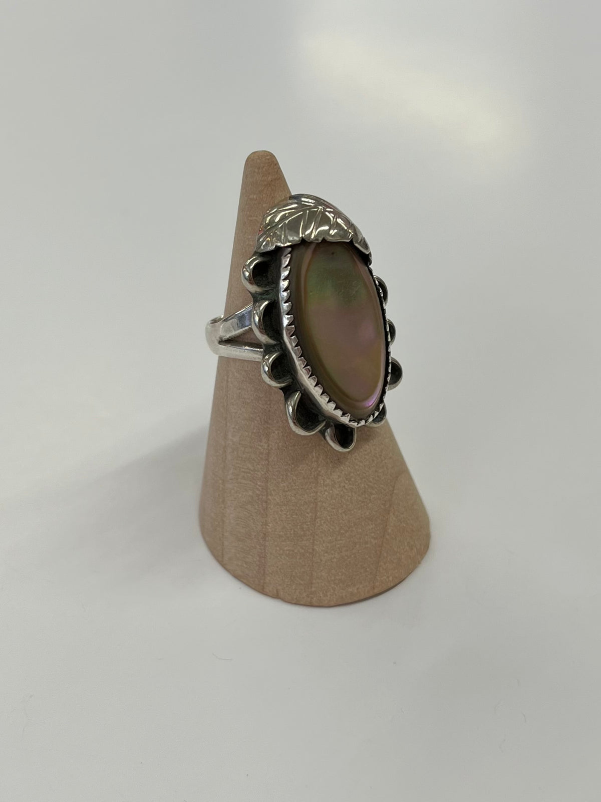 1970s Vintage Mother of Pearl Leaf Southwest Ring - Size 6.5