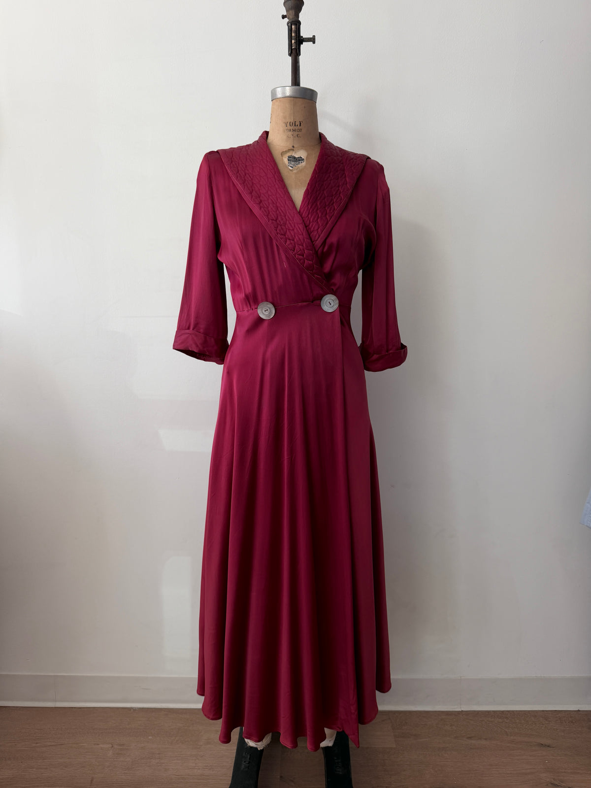 1940s Vintage Satin Plum Robe with Shell Buttons Old Hollywood Style