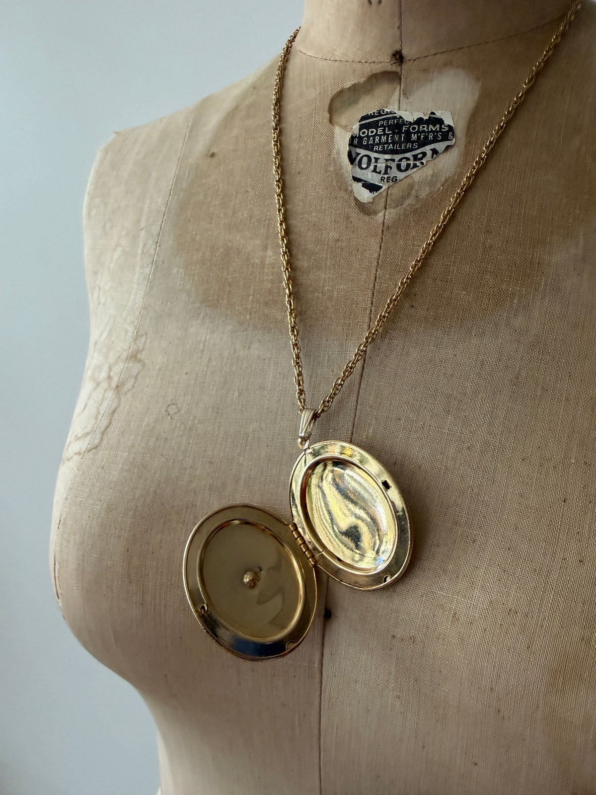1970s Vintage Gold Toned Script Locket Pendant Necklace