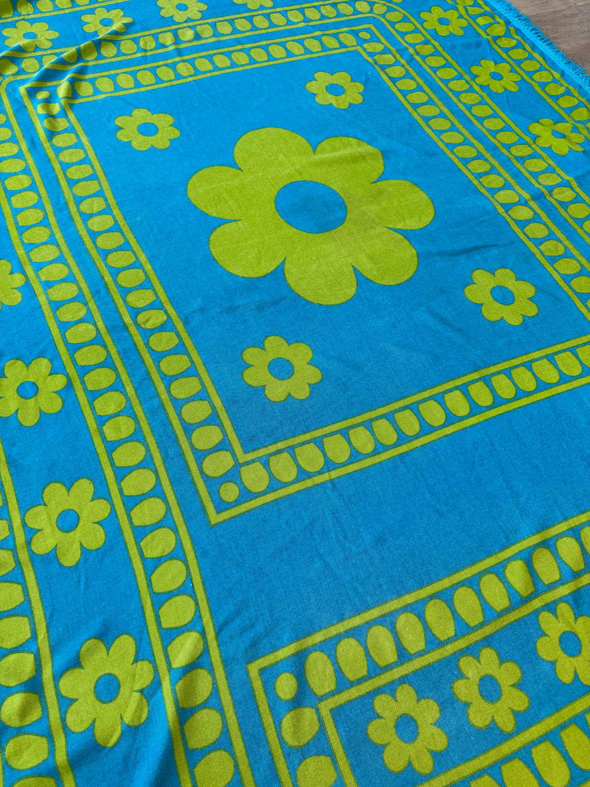 Late 1960s - early 1970s Vintage Sunflower by Cannon Bedspread Tapestry Blanket - Full Size
