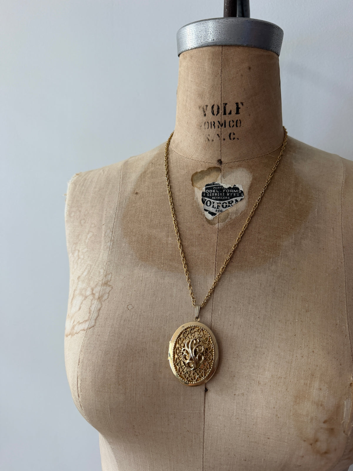 1970s Vintage Gold Toned Script Locket Pendant Necklace