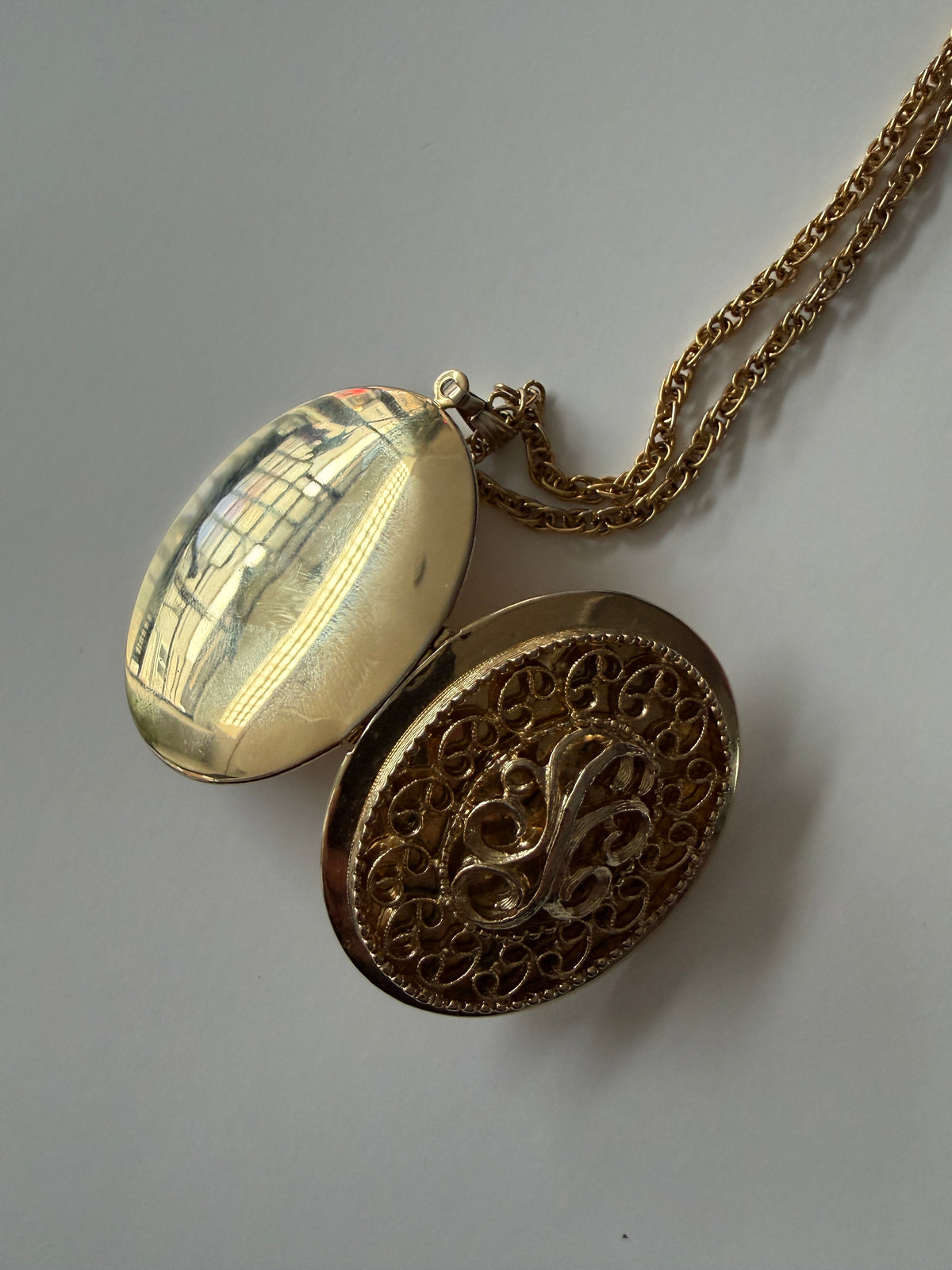 1970s Vintage Gold Toned Script Locket Pendant Necklace