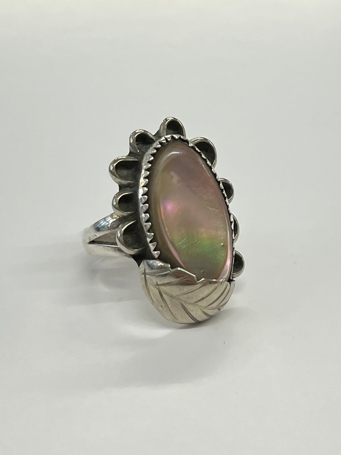 1970s Vintage Mother of Pearl Leaf Southwest Ring - Size 6.5