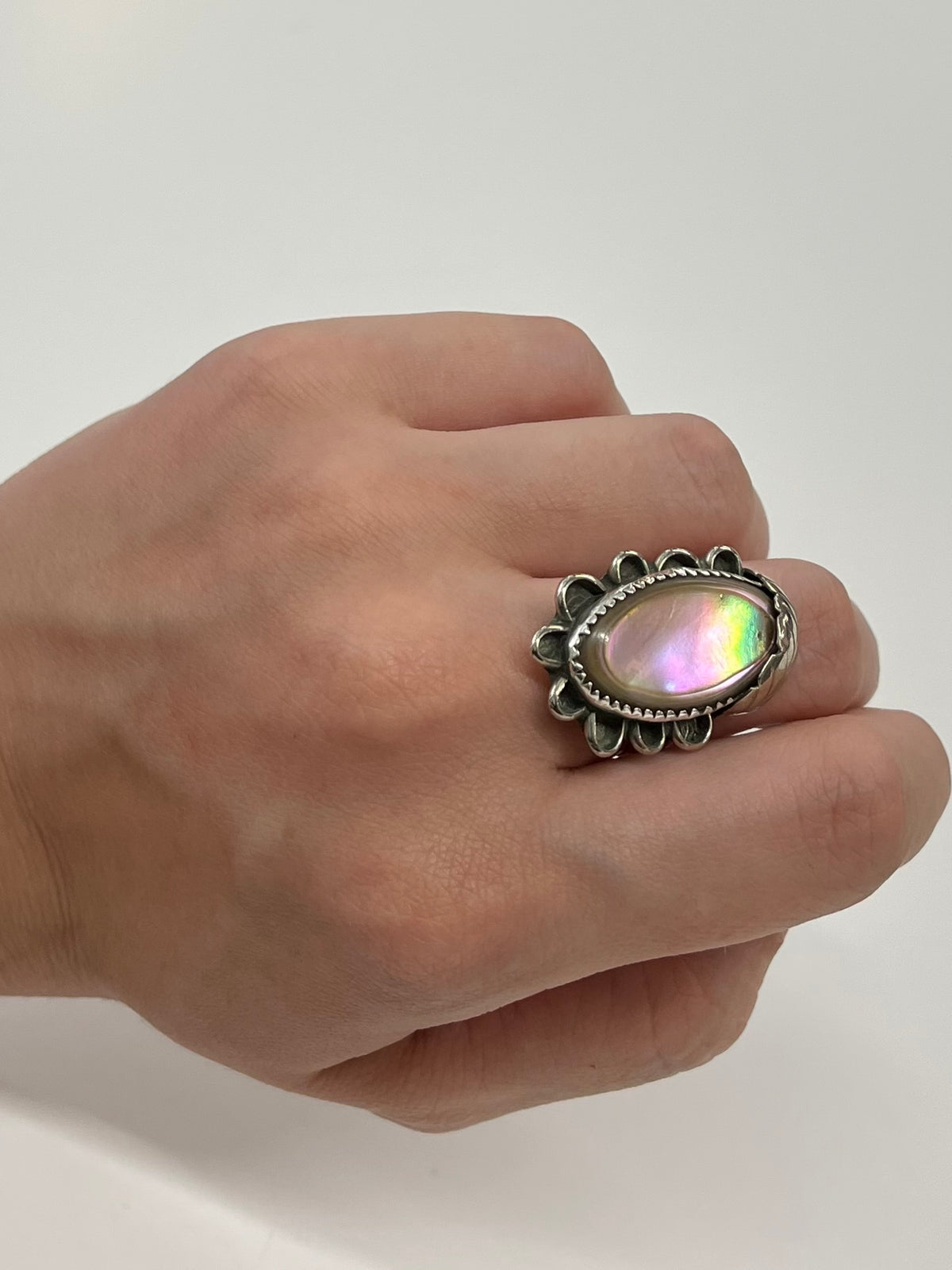1970s Vintage Mother of Pearl Leaf Southwest Ring - Size 6.5