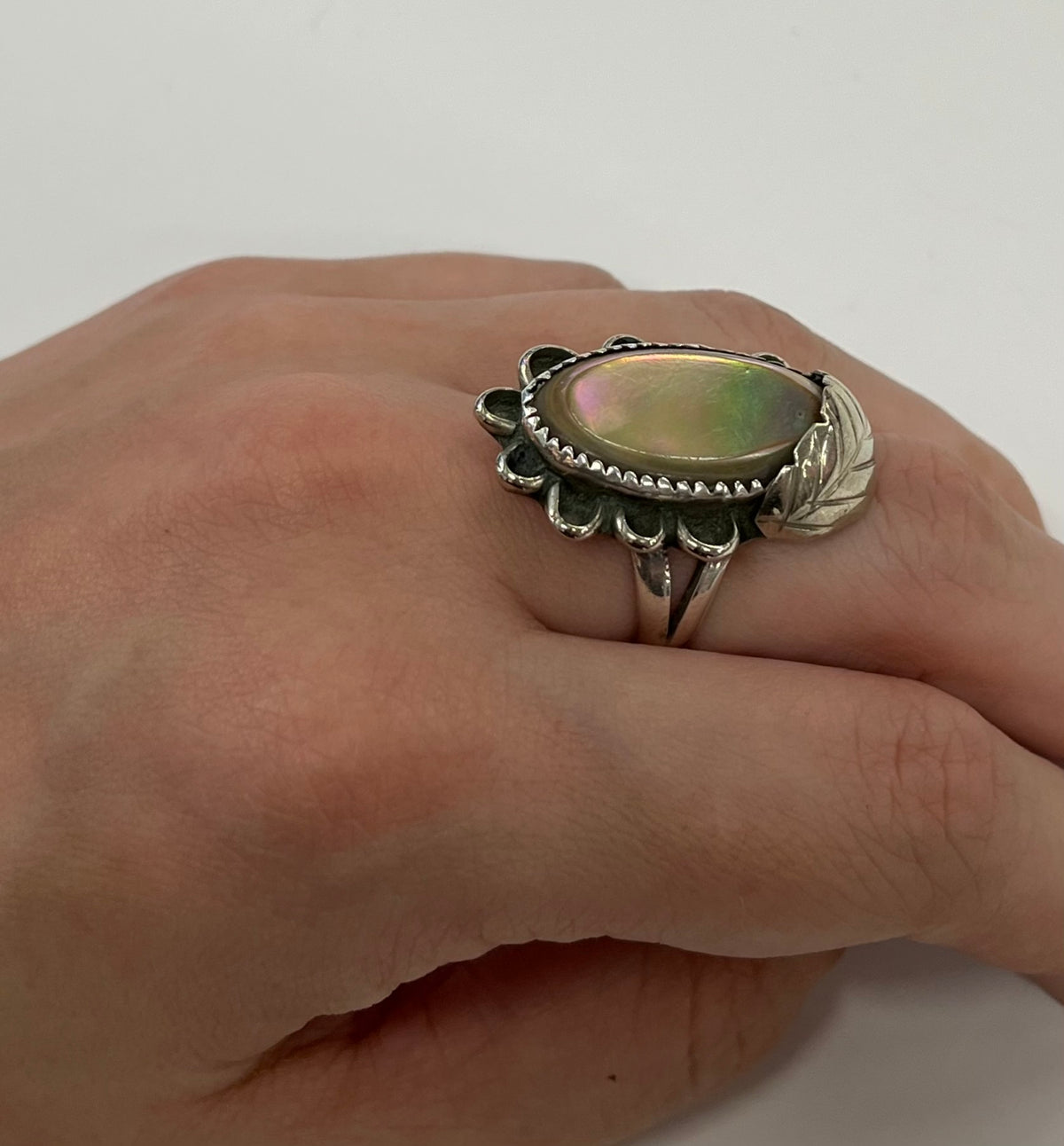 1970s Vintage Mother of Pearl Leaf Southwest Ring - Size 6.5