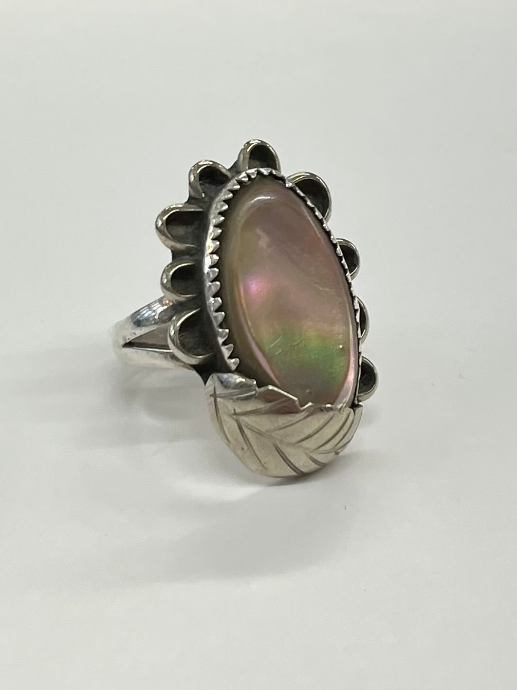 1970s Vintage Mother of Pearl Leaf Southwest Ring - Size 6.5