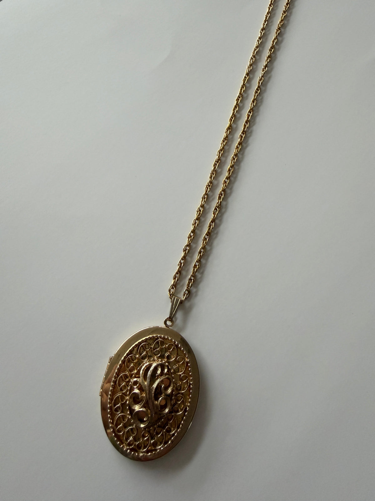 1970s Vintage Gold Toned Script Locket Pendant Necklace