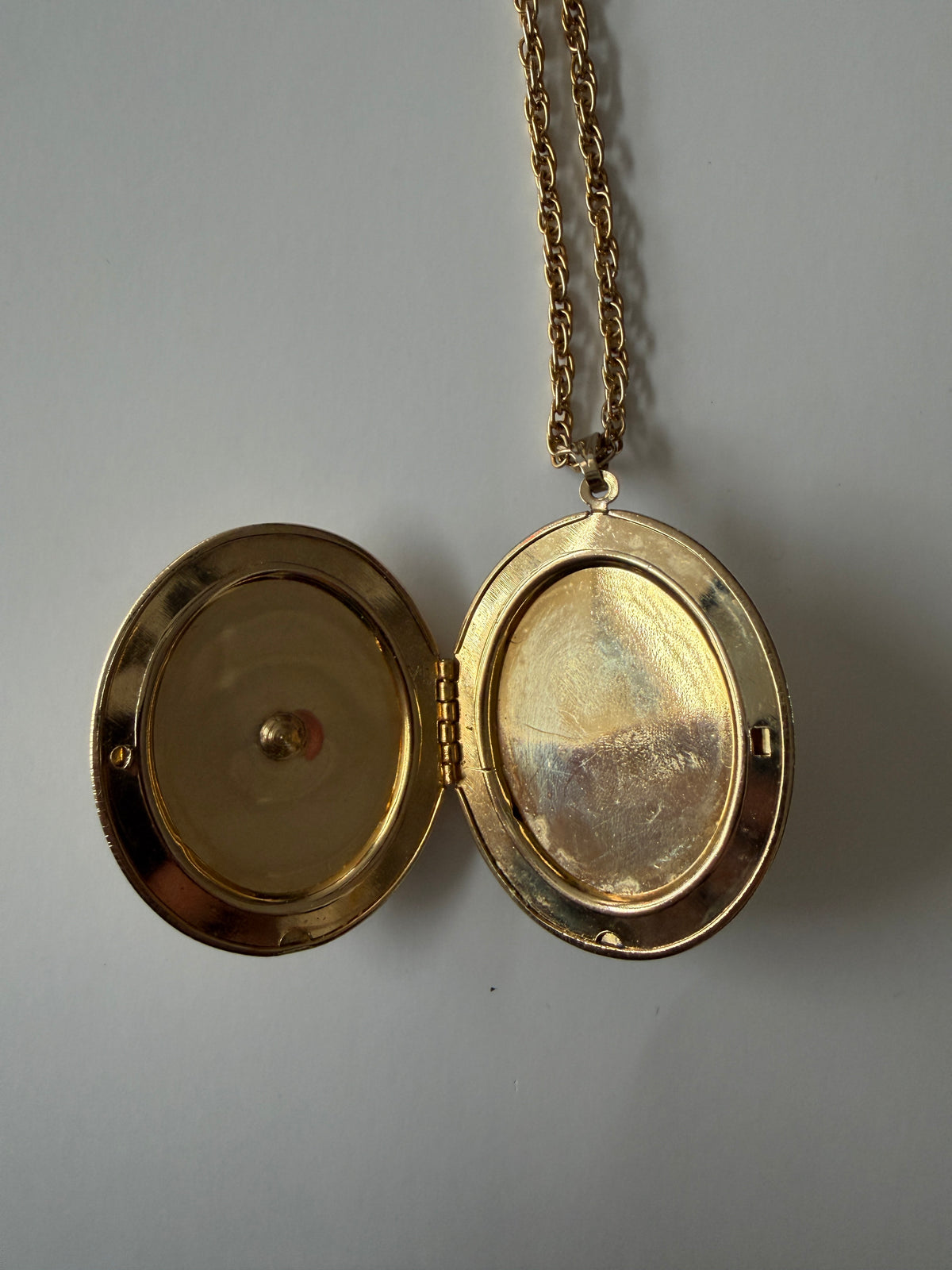1970s Vintage Gold Toned Script Locket Pendant Necklace