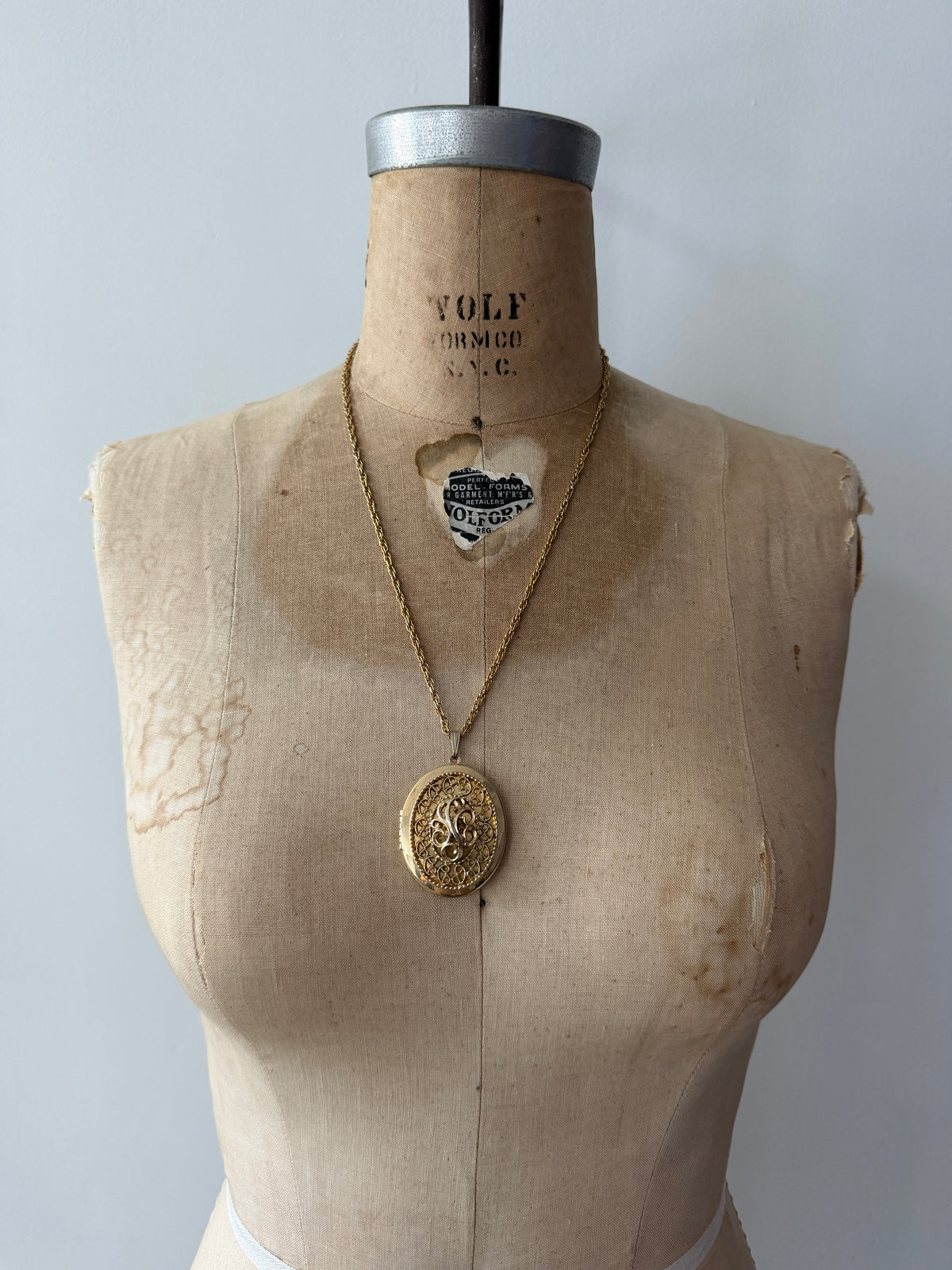 1970s Vintage Gold Toned Script Locket Pendant Necklace