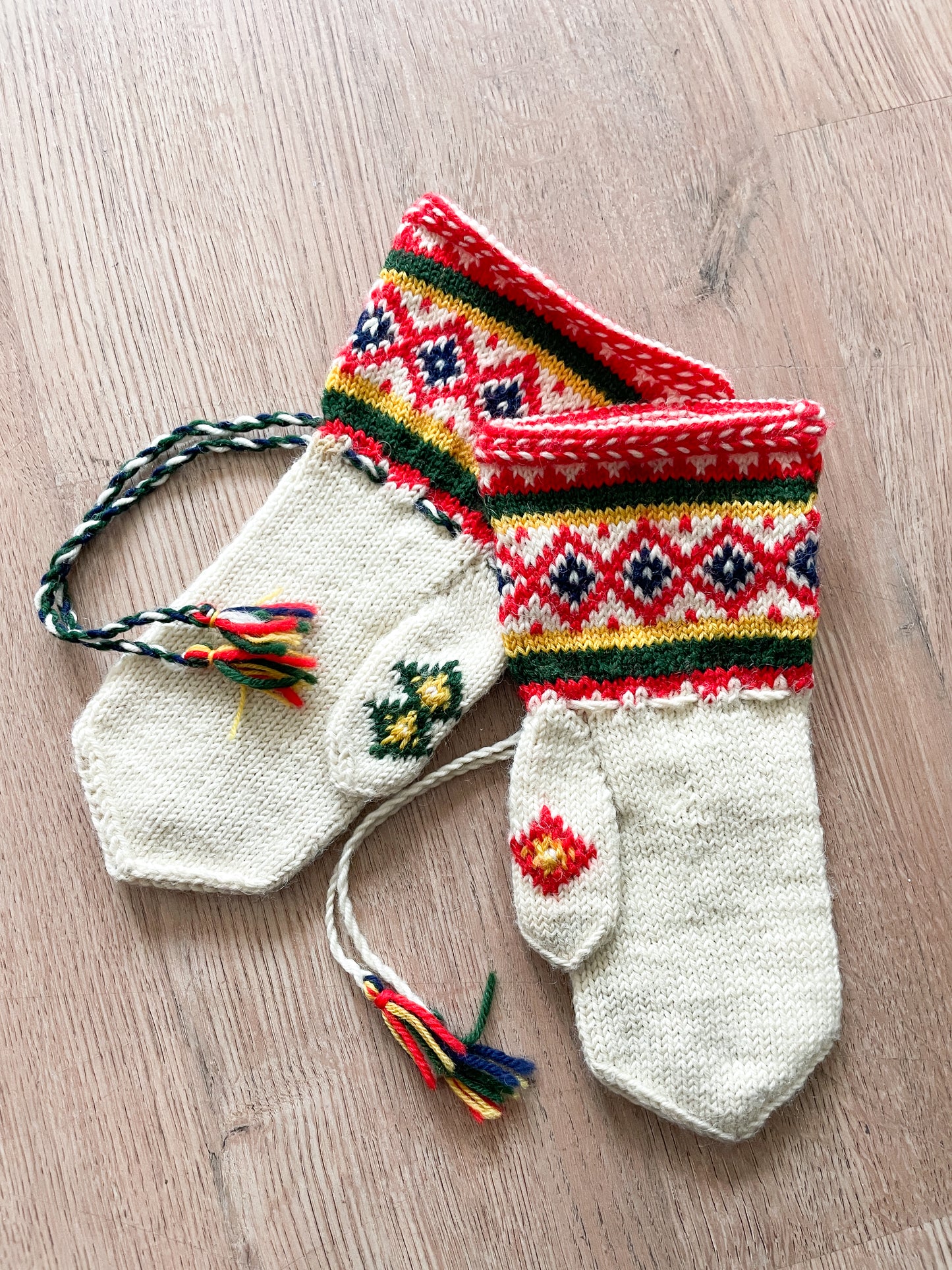 1970s Vintage Norwegian 100% Wool Hand Knit Mittens