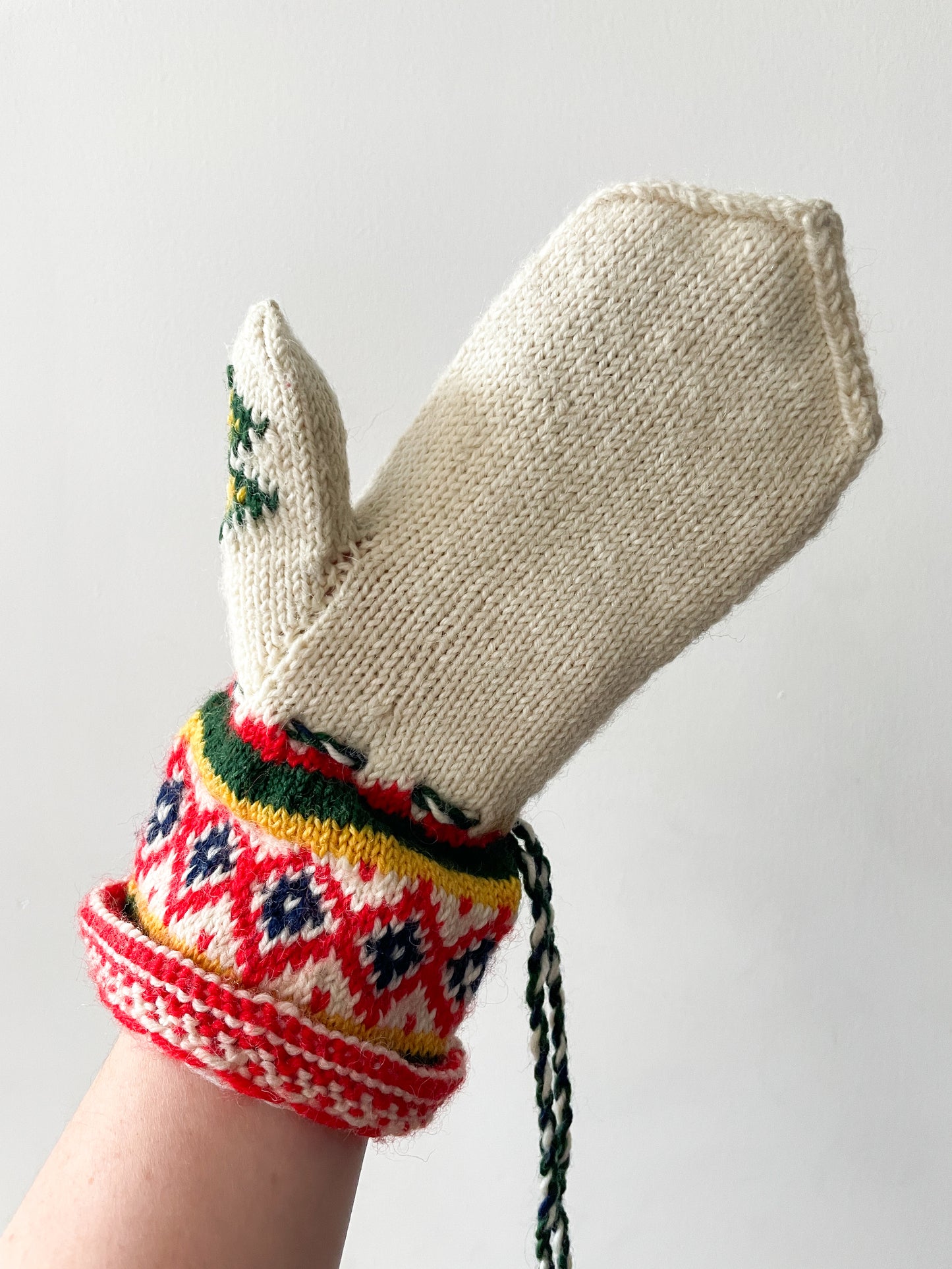 1970s Vintage Norwegian 100% Wool Hand Knit Mittens