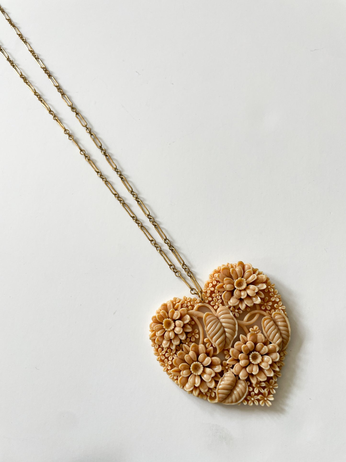 1950s Vintage Molded Plastic Flower Heart Necklace