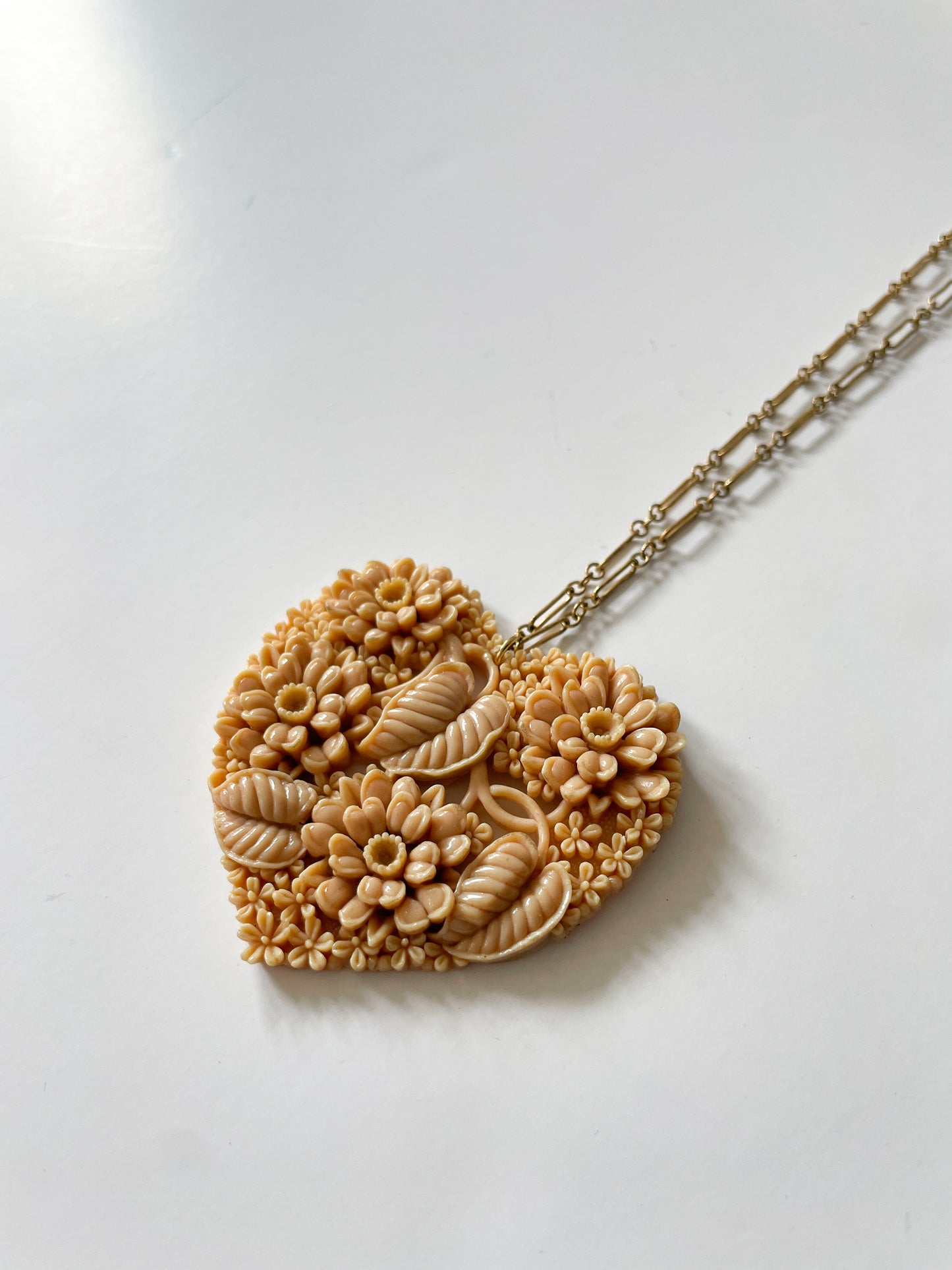 1950s Vintage Molded Plastic Flower Heart Necklace