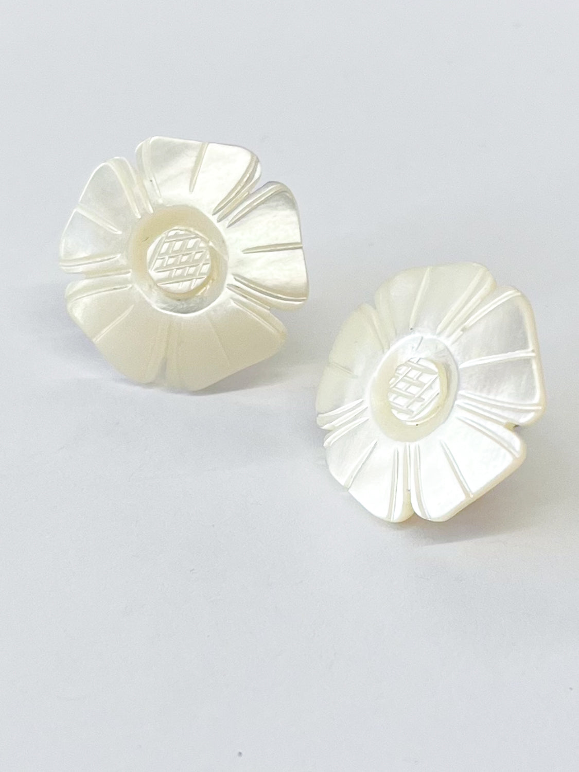 1980s Vintage Mother of Pearl Shell Flower Stud Earrings