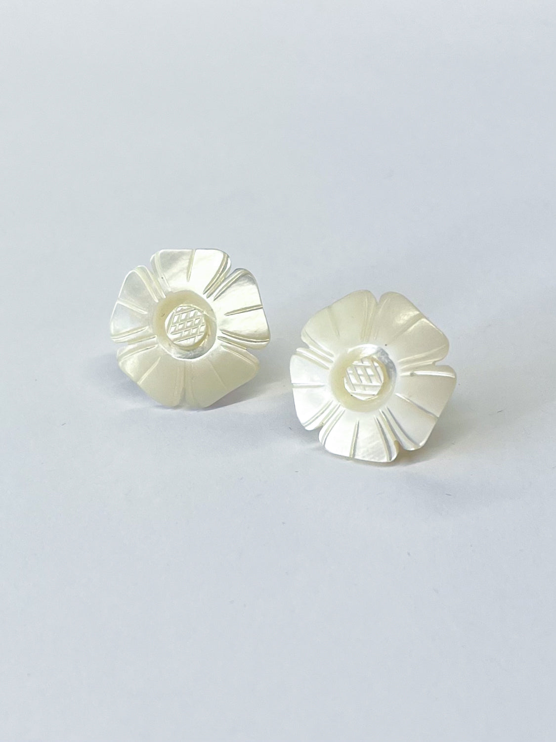 1980s Vintage Mother of Pearl Shell Flower Stud Earrings