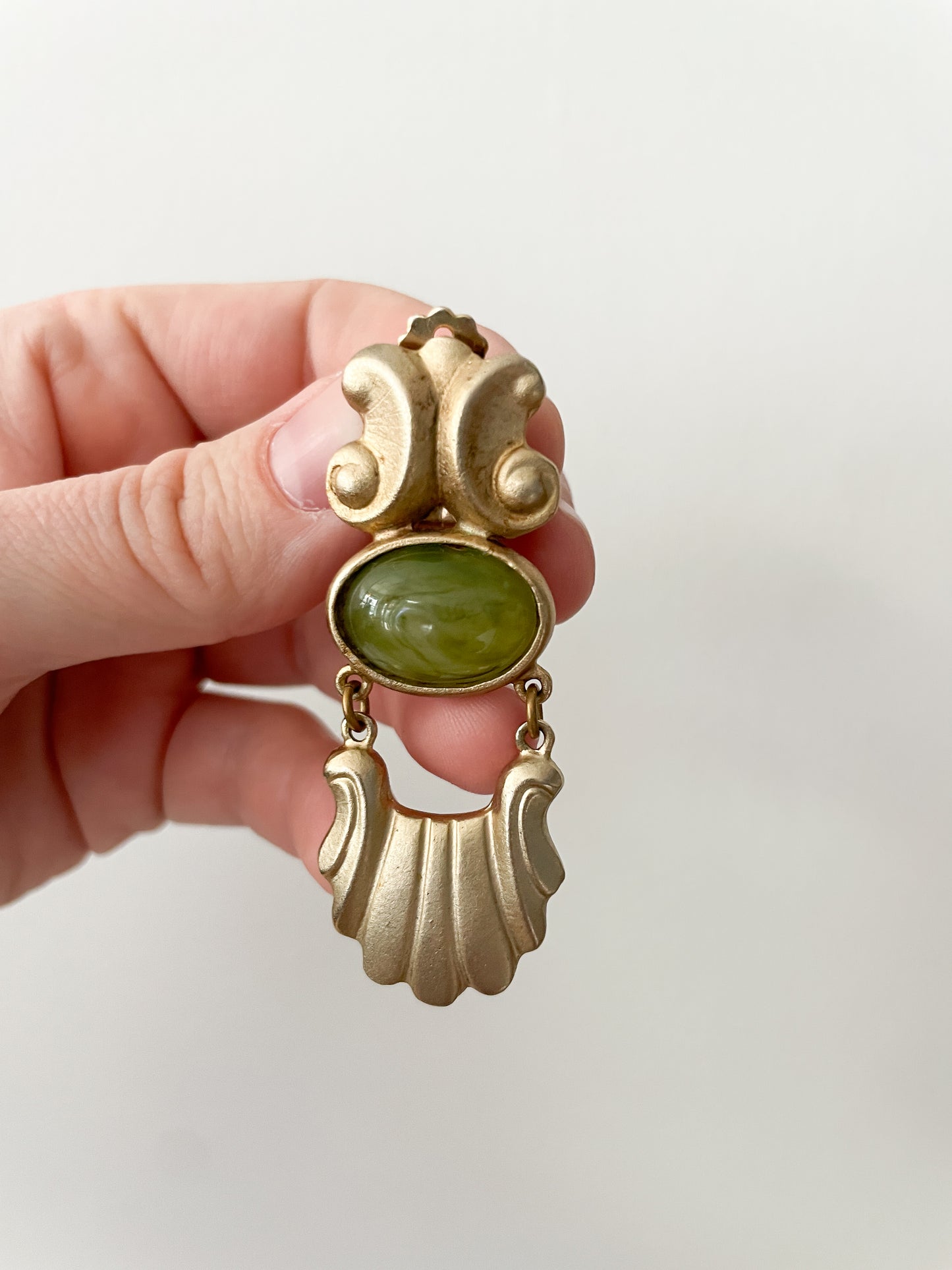 1980s Vintage Scalloped Gold and Green Clip On Earrings