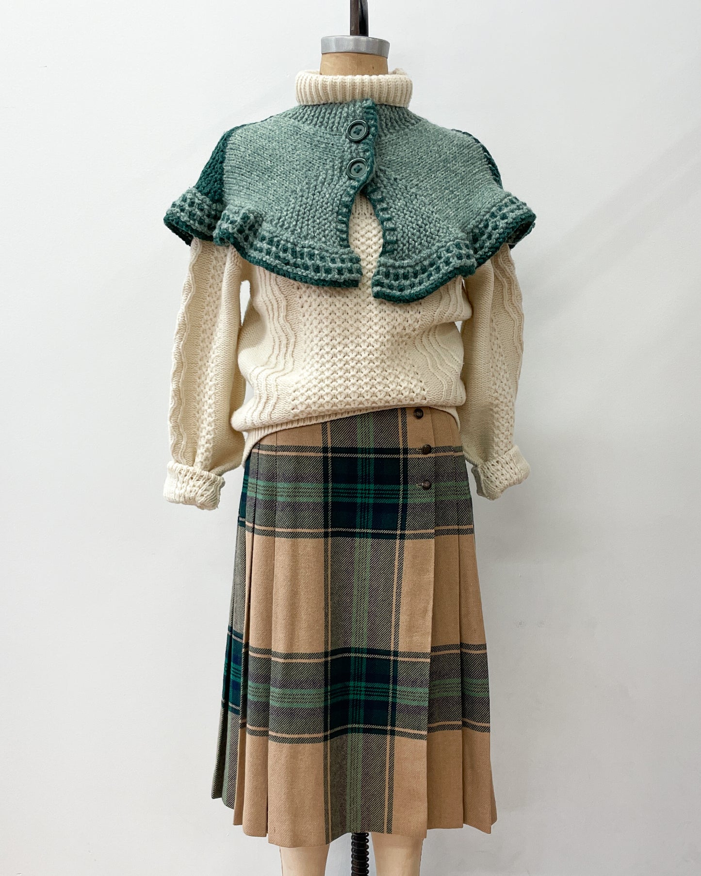 1970s Handknit Green Capelet with Cute Giant Buttons