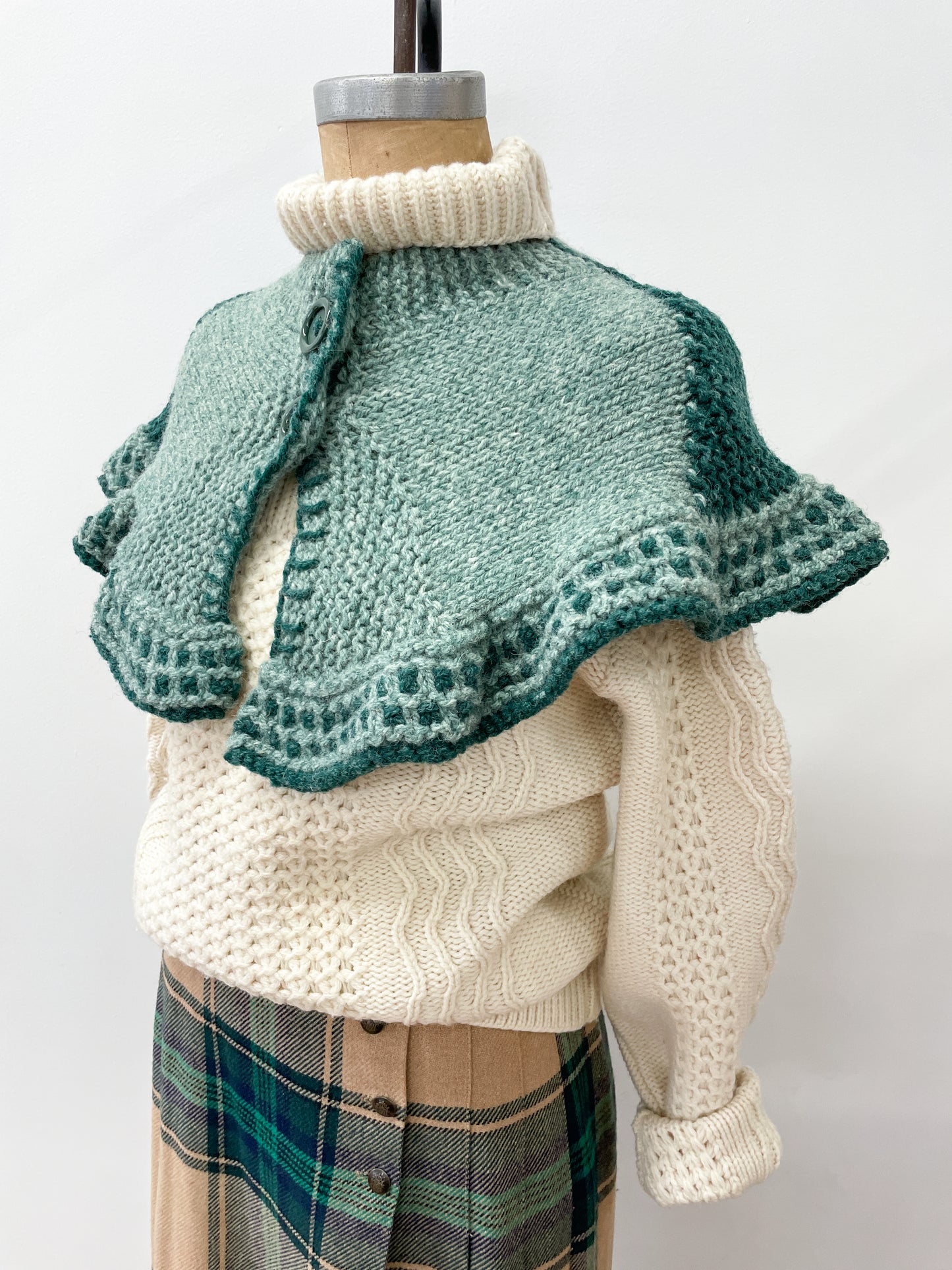 1970s Handknit Green Capelet with Cute Giant Buttons