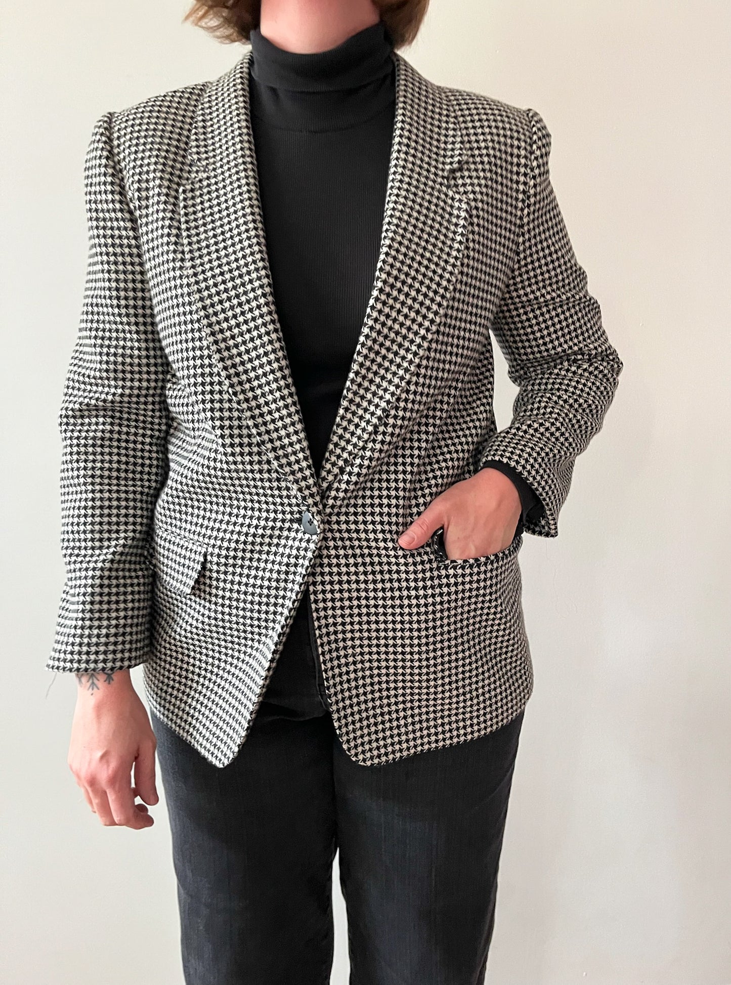 1980s Vintage Black and White Houndstooth Blazer