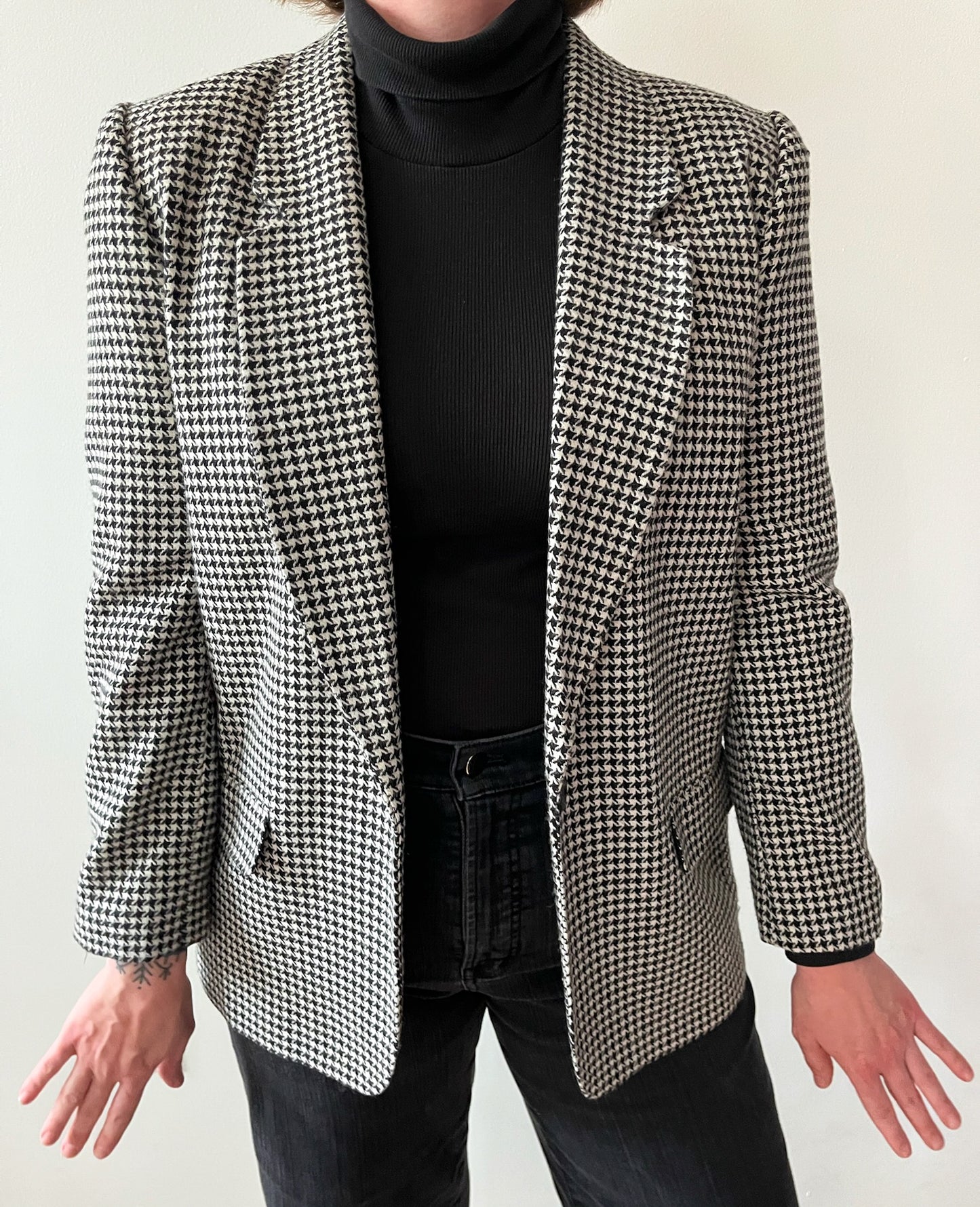 1980s Vintage Black and White Houndstooth Blazer
