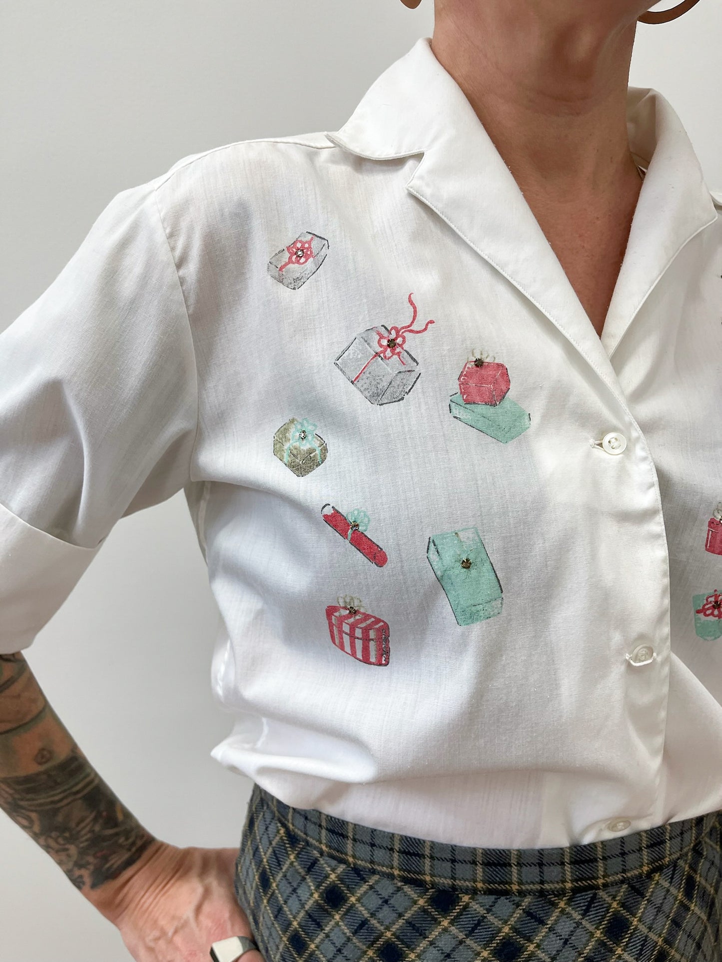 1950s Vintage Holiday Tree Carriage Ride Christmas Presents Novelty Sequin Blouse