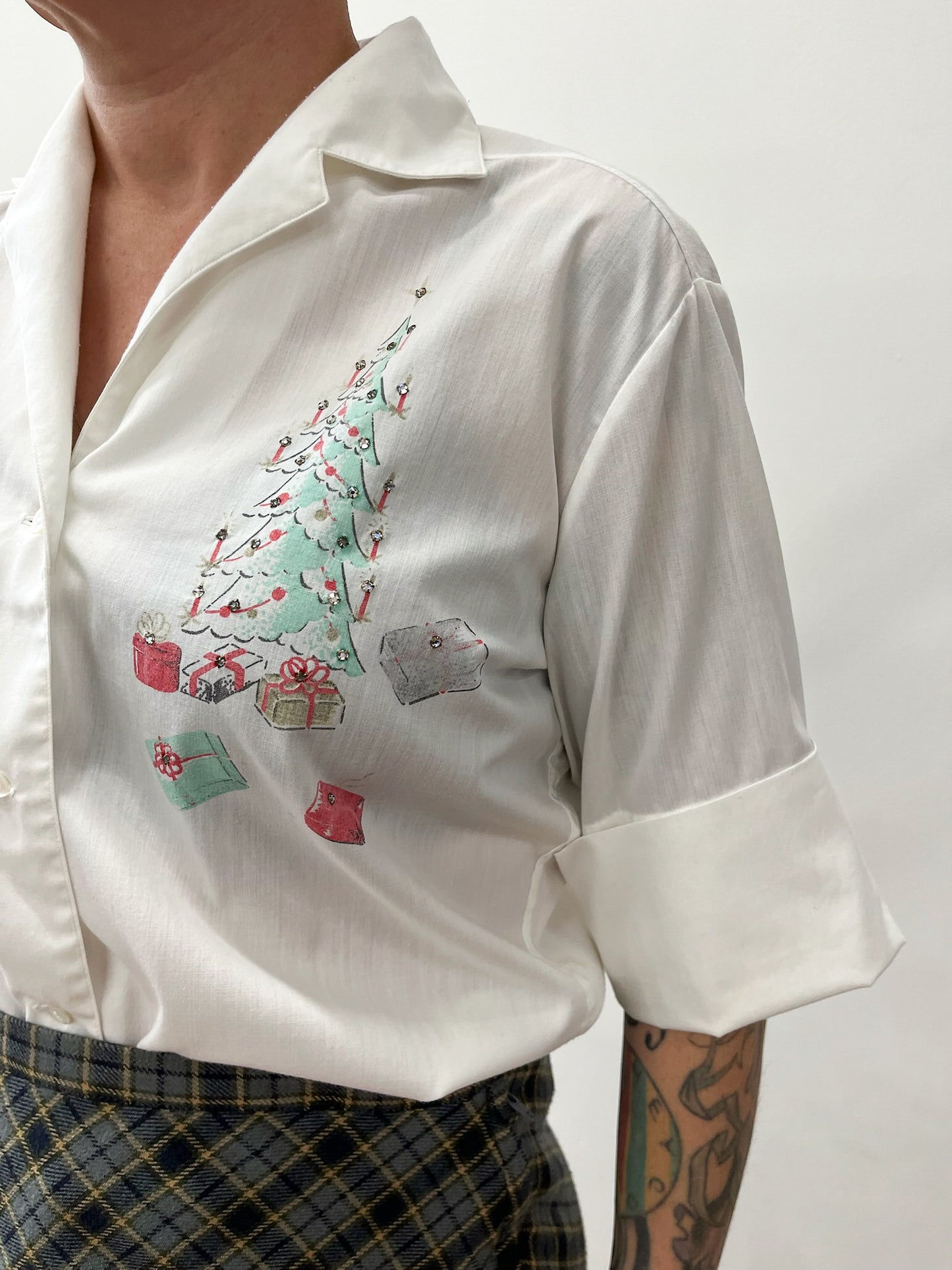 1950s Vintage Holiday Tree Carriage Ride Christmas Presents Novelty Sequin Blouse