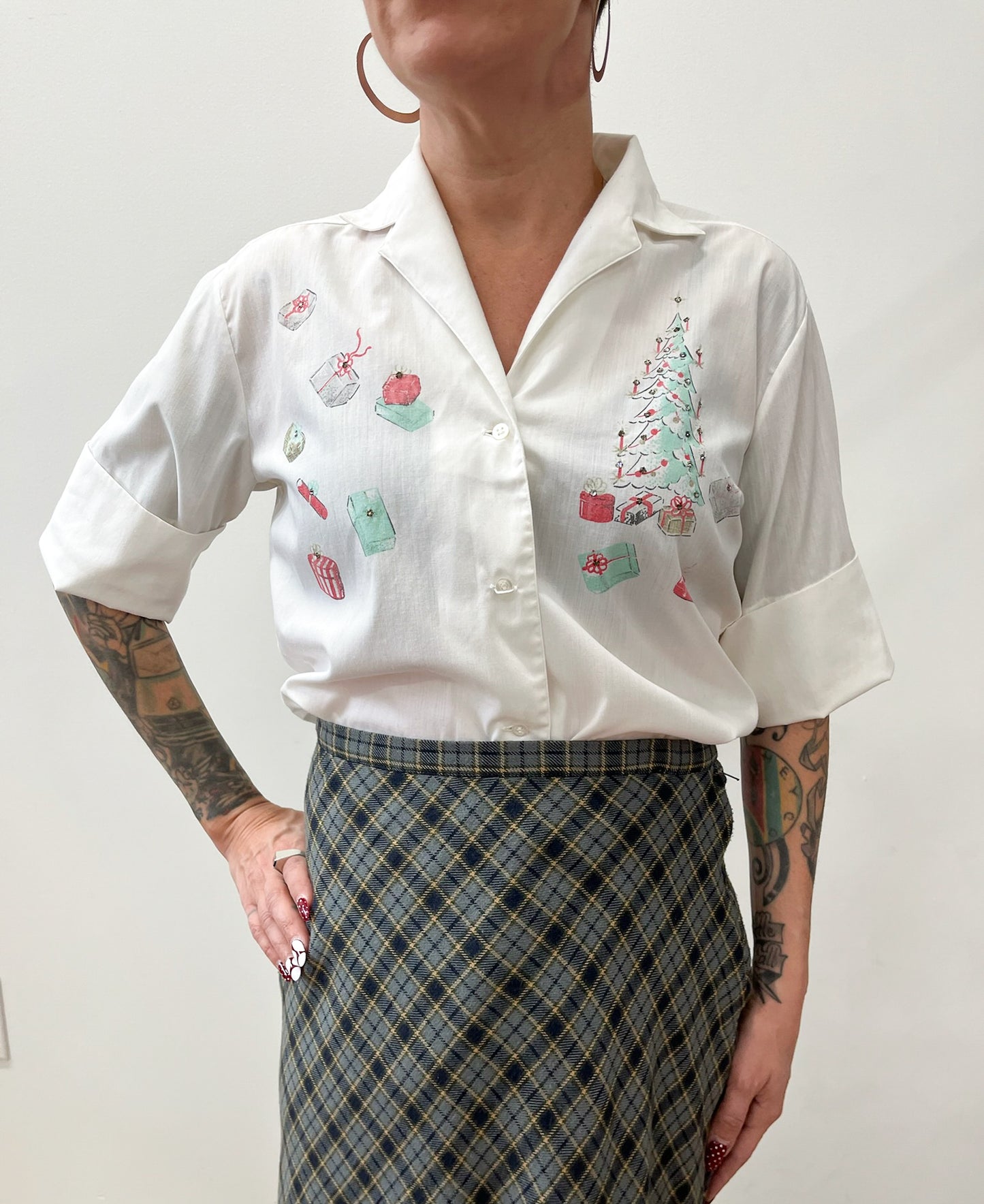 1950s Vintage Holiday Tree Carriage Ride Christmas Presents Novelty Sequin Blouse