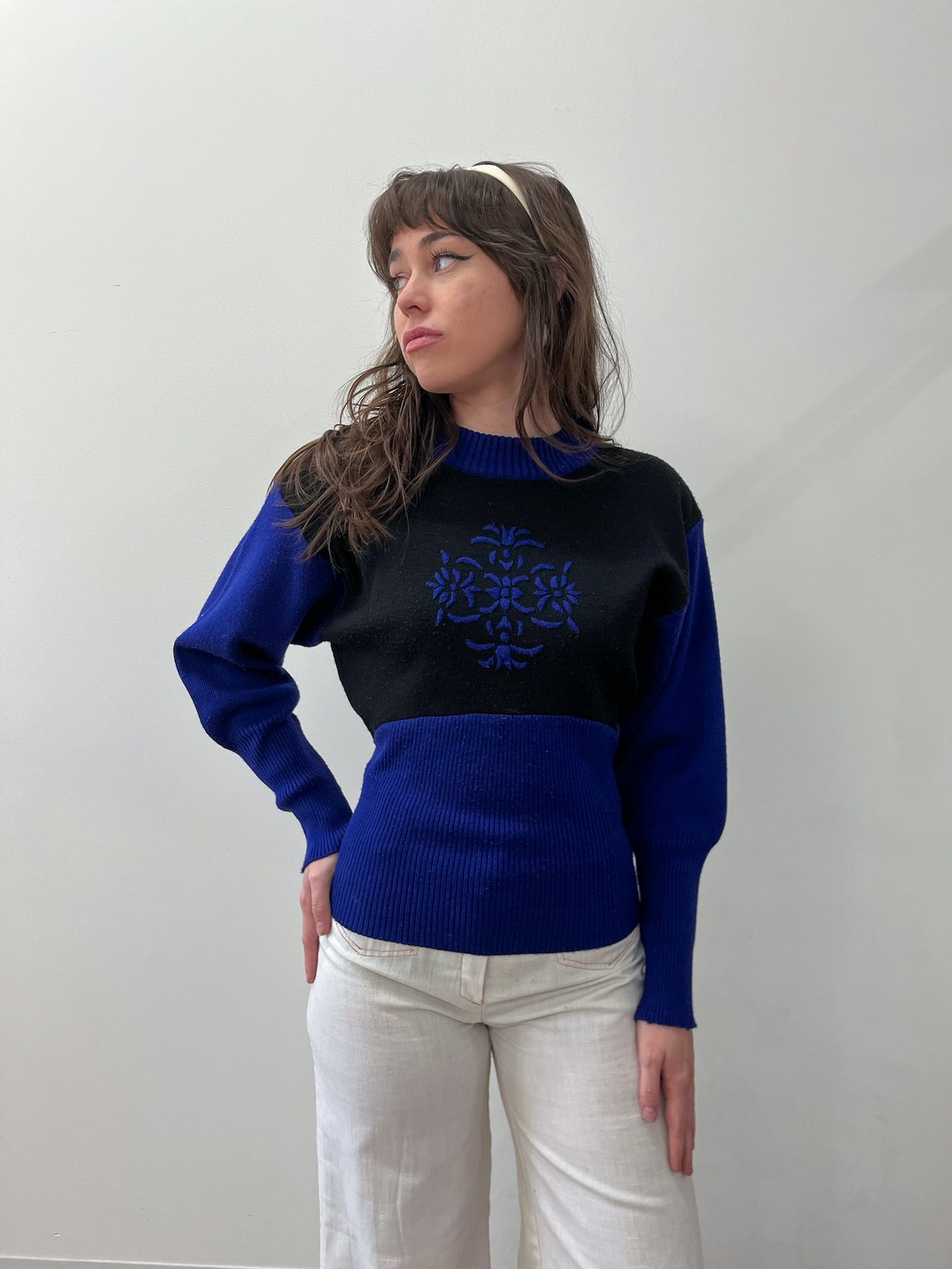 1980s Vintage Black and Indigo Purple Fitted Sweater