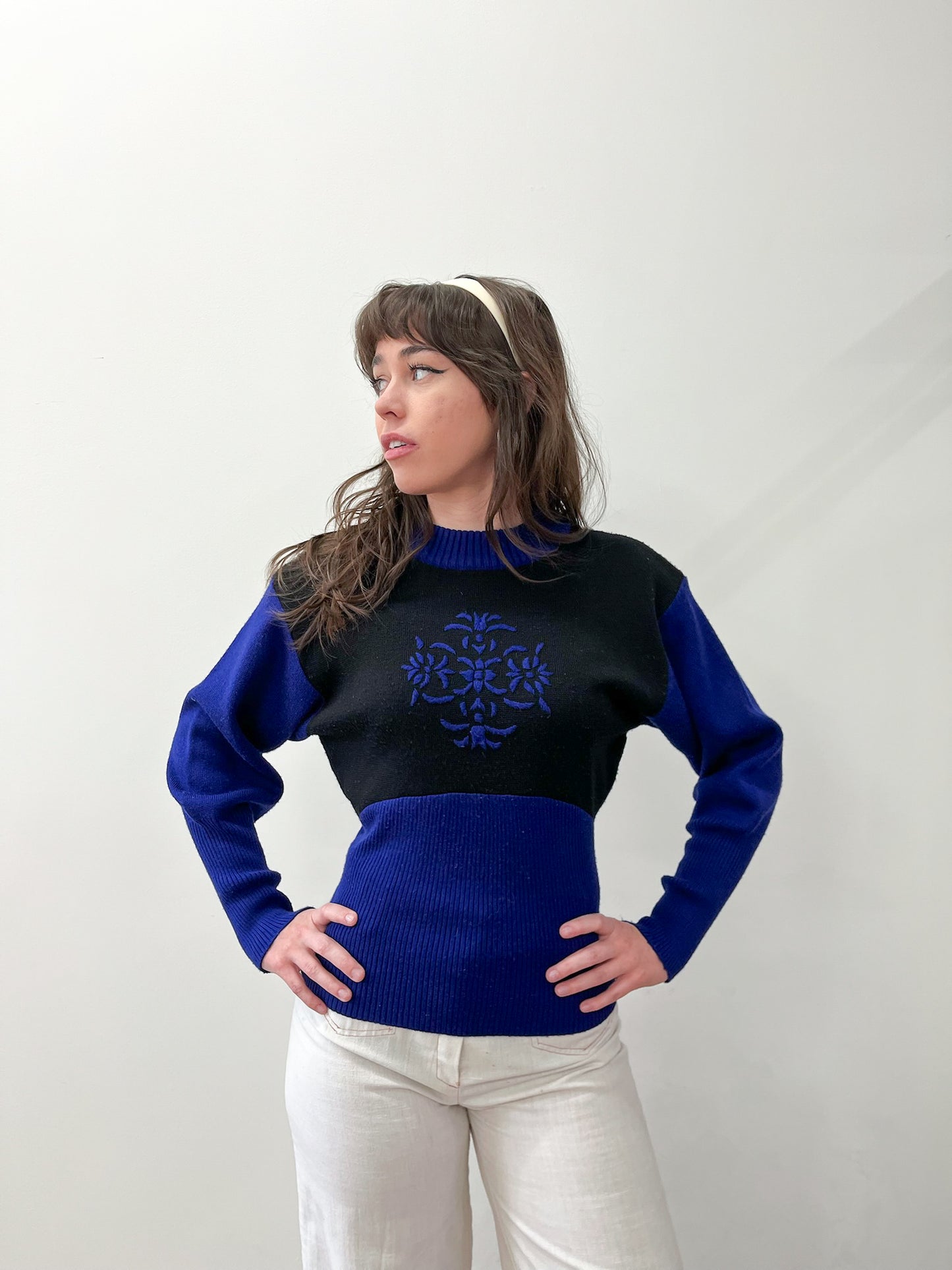 1980s Vintage Black and Indigo Purple Fitted Sweater