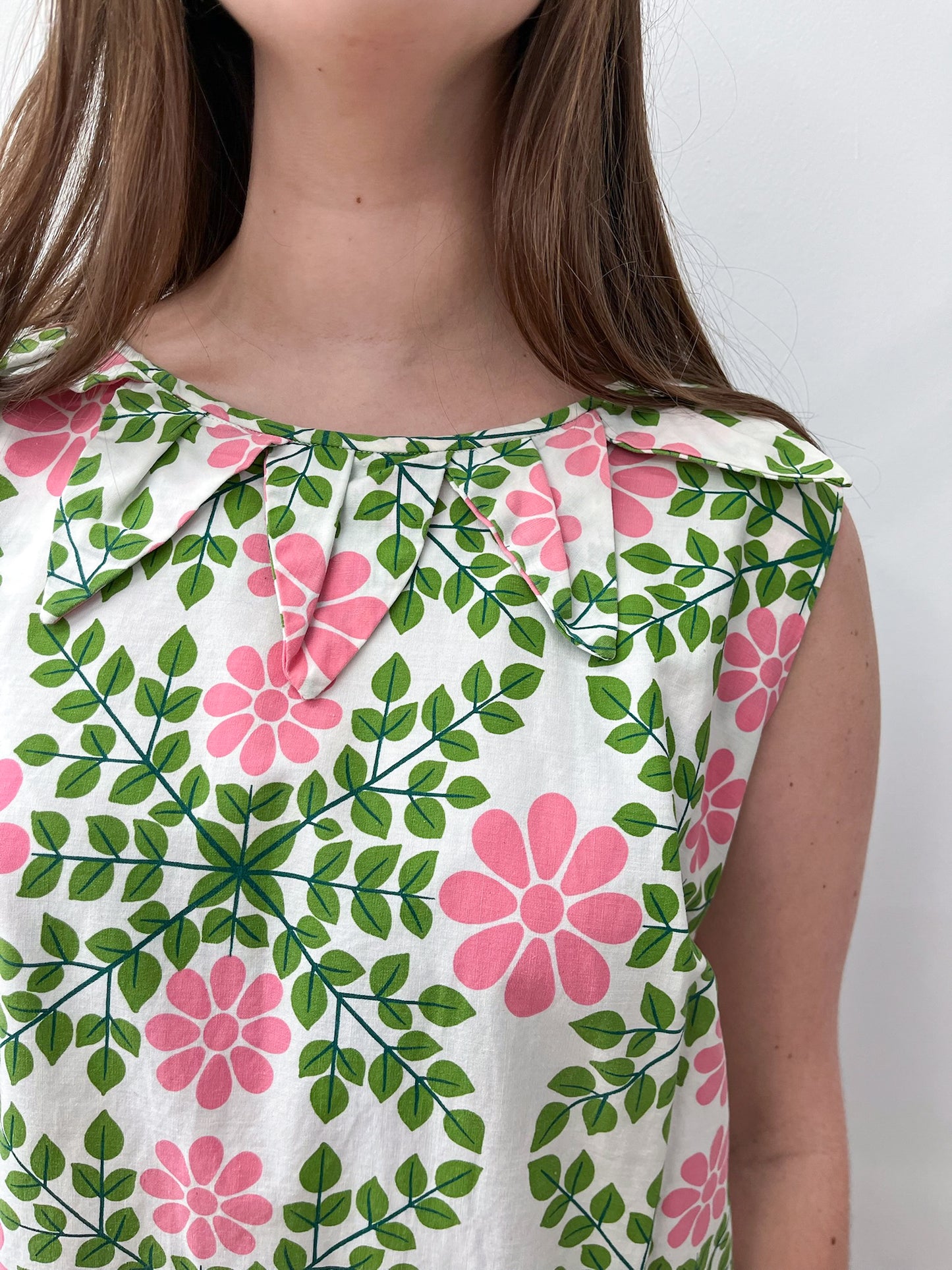 1960s Vintage Floral Kaleidoscope Cotton Petal Collar Mod Shift Dress