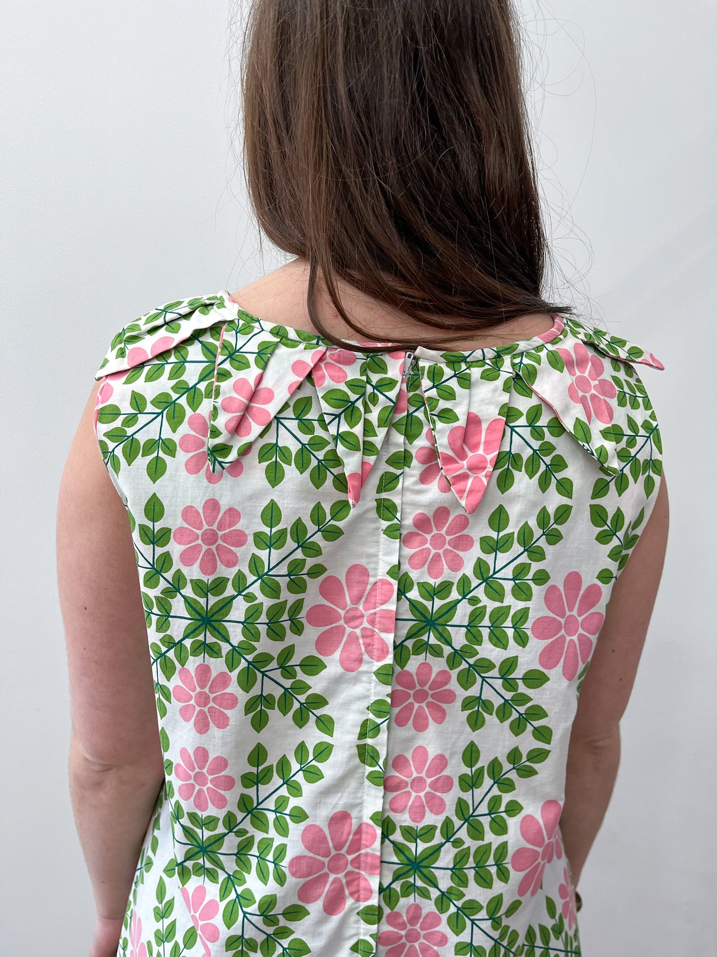 1960s Vintage Floral Kaleidoscope Cotton Petal Collar Mod Shift Dress