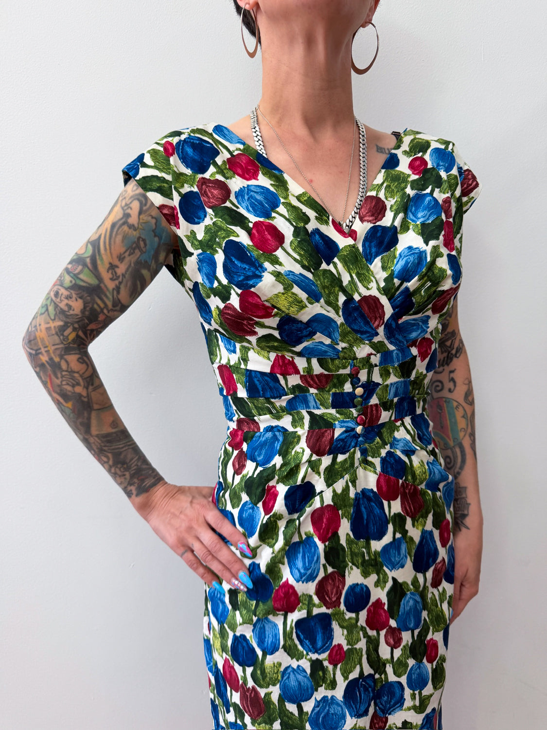 1950s Vintage Painted Tulips Print Wiggle Cocktail Party Dress