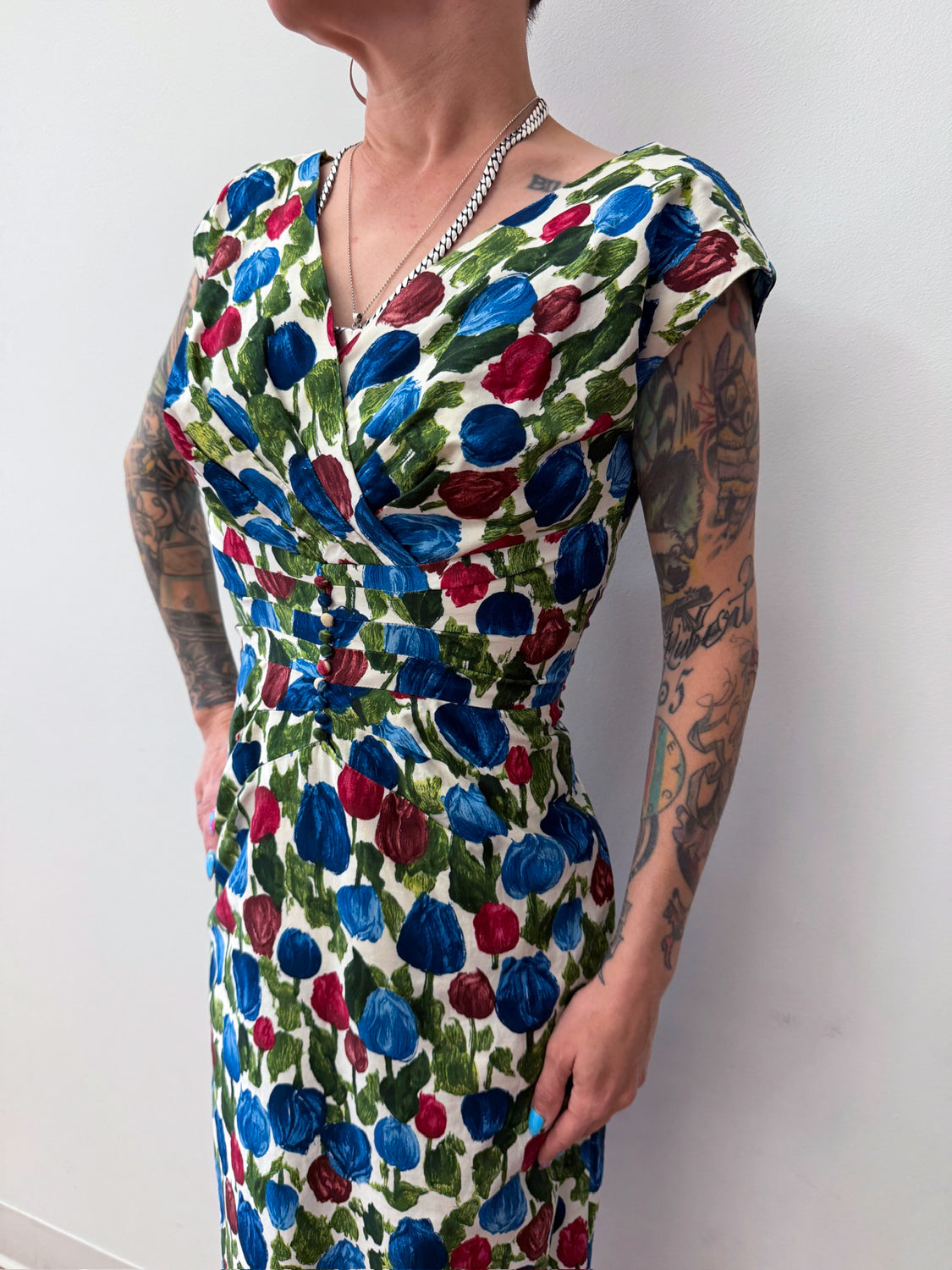 1950s Vintage Painted Tulips Print Wiggle Cocktail Party Dress